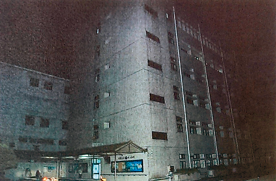 爆炸發生於忠愛營區地下室的狹小機房內，消防救援不易。（翻攝畫面）