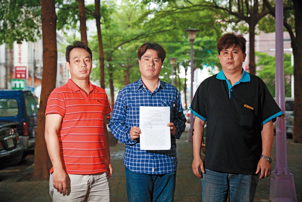 蔡政峯（中）、林育生家屬（左）等人，控訴國防部在事發後推諉塞責，不聞不問。