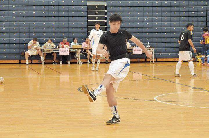 施暴李姓教師曾參加足球國訓隊，卻對學生頭槌攻擊，甚至將男童下體當作足球踢。（翻攝自臉書）