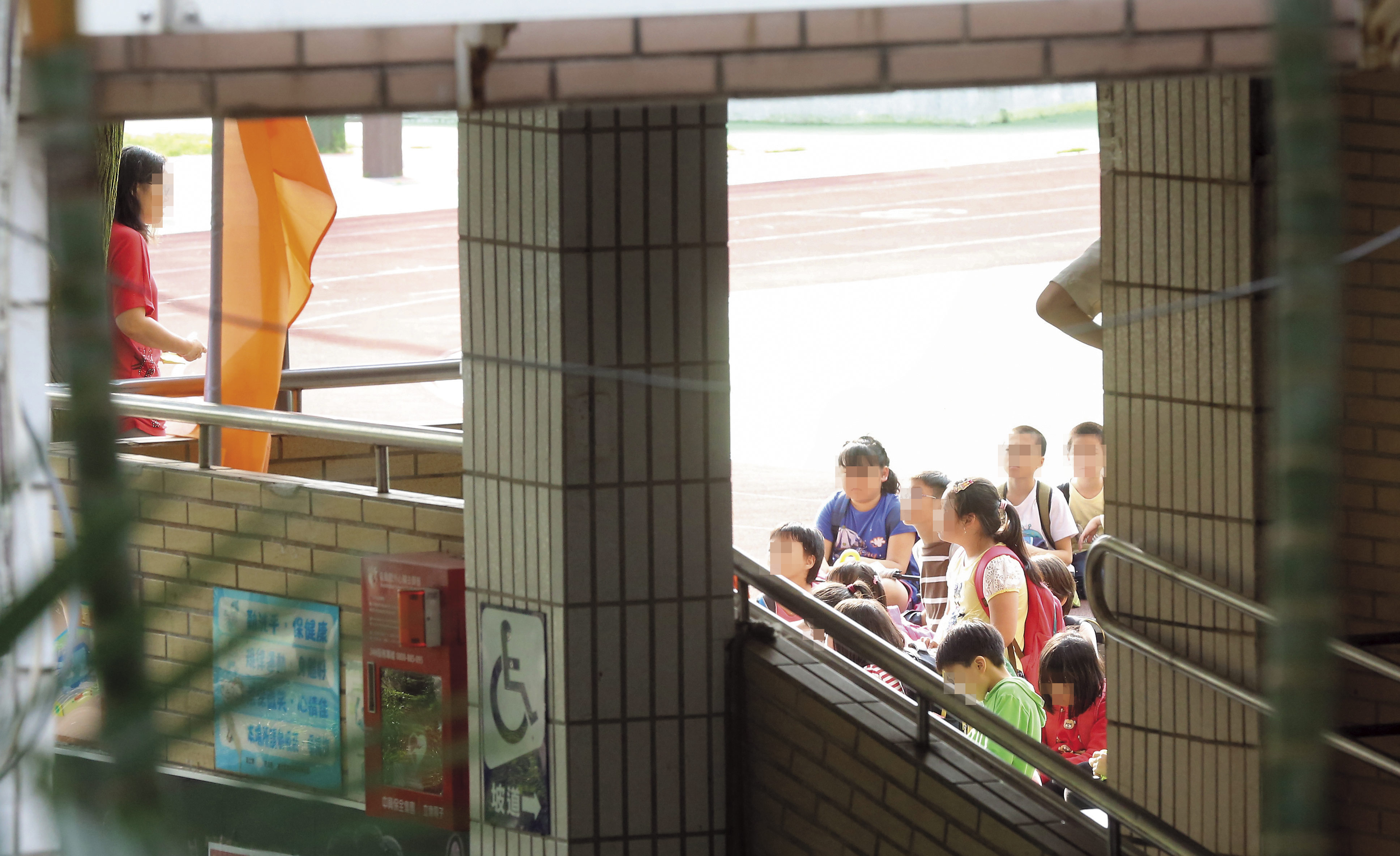 嘉寶國小近年多次傳出不當體罰，脫序行為不斷，連基本校園安全都無法保障。