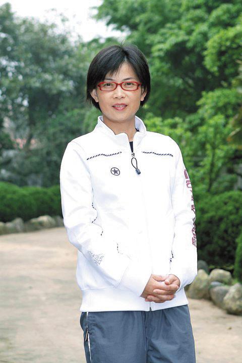 嘉寶國小校長王怡嫻（圖）雖承諾恩恩父母「妥善處 理」，卻隱匿事實、延誤通報體罰案件，並對外宣稱「家長是來要錢的」，造成二度傷害。（翻攝自臉書）