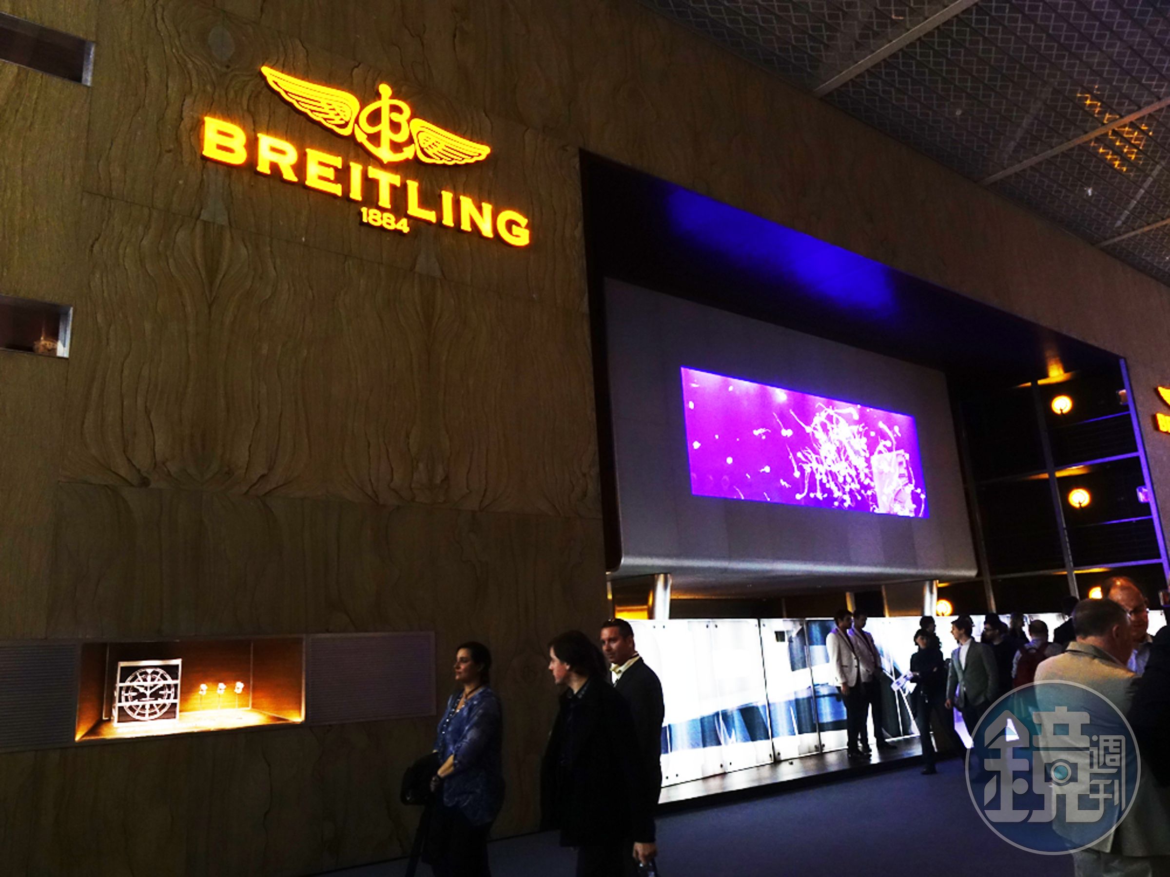 BREITLING的展館下方是飛官俱樂部，上方則是貨真價實的超大型水族箱！一個海陸通吃的概念。