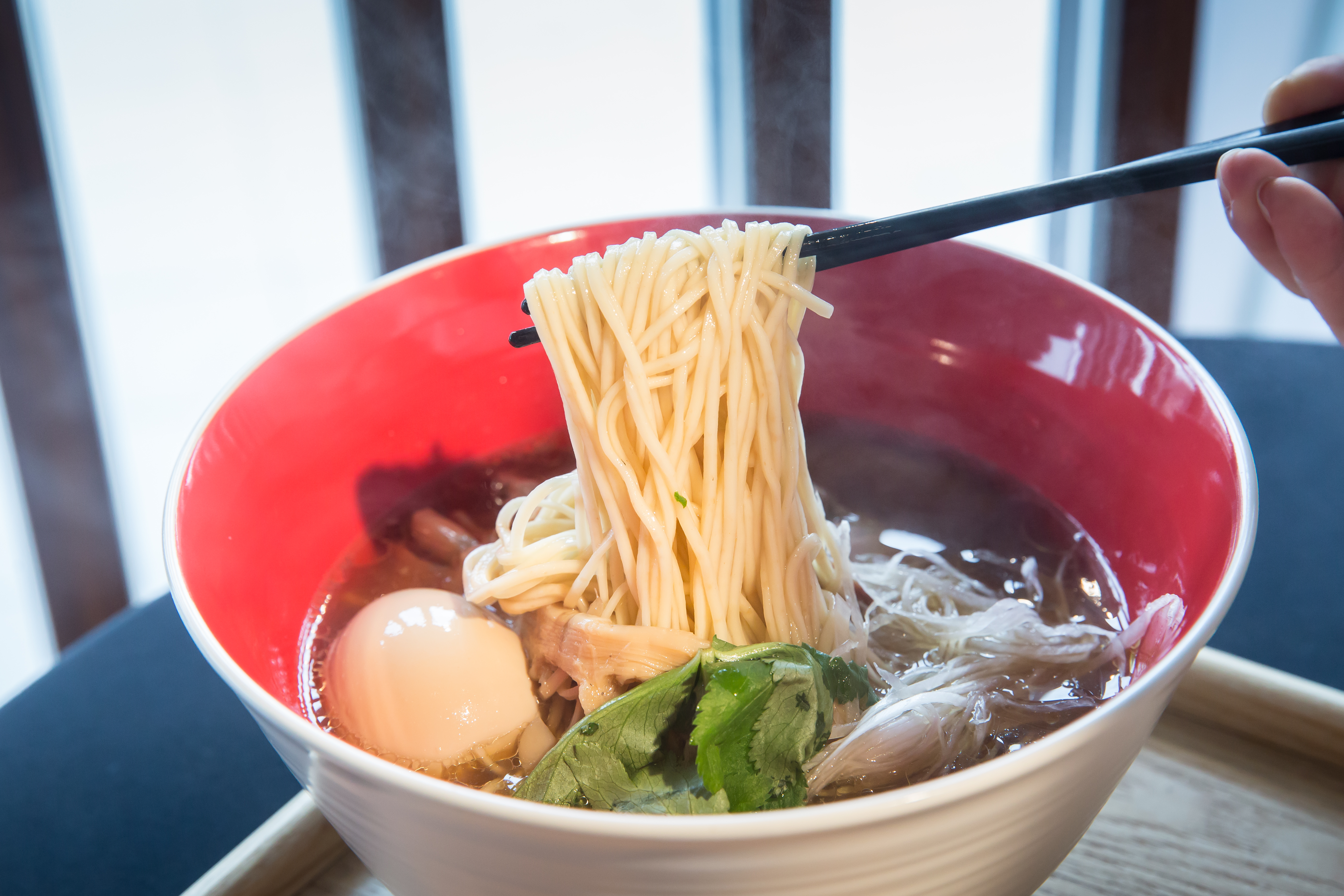 創始於東京巢鴨地區的「Tsuta蔦」主打加入松露的醬油拉麵，湯頭清澈風味卻濃厚有層次。（招牌醬油拉麵，295元）