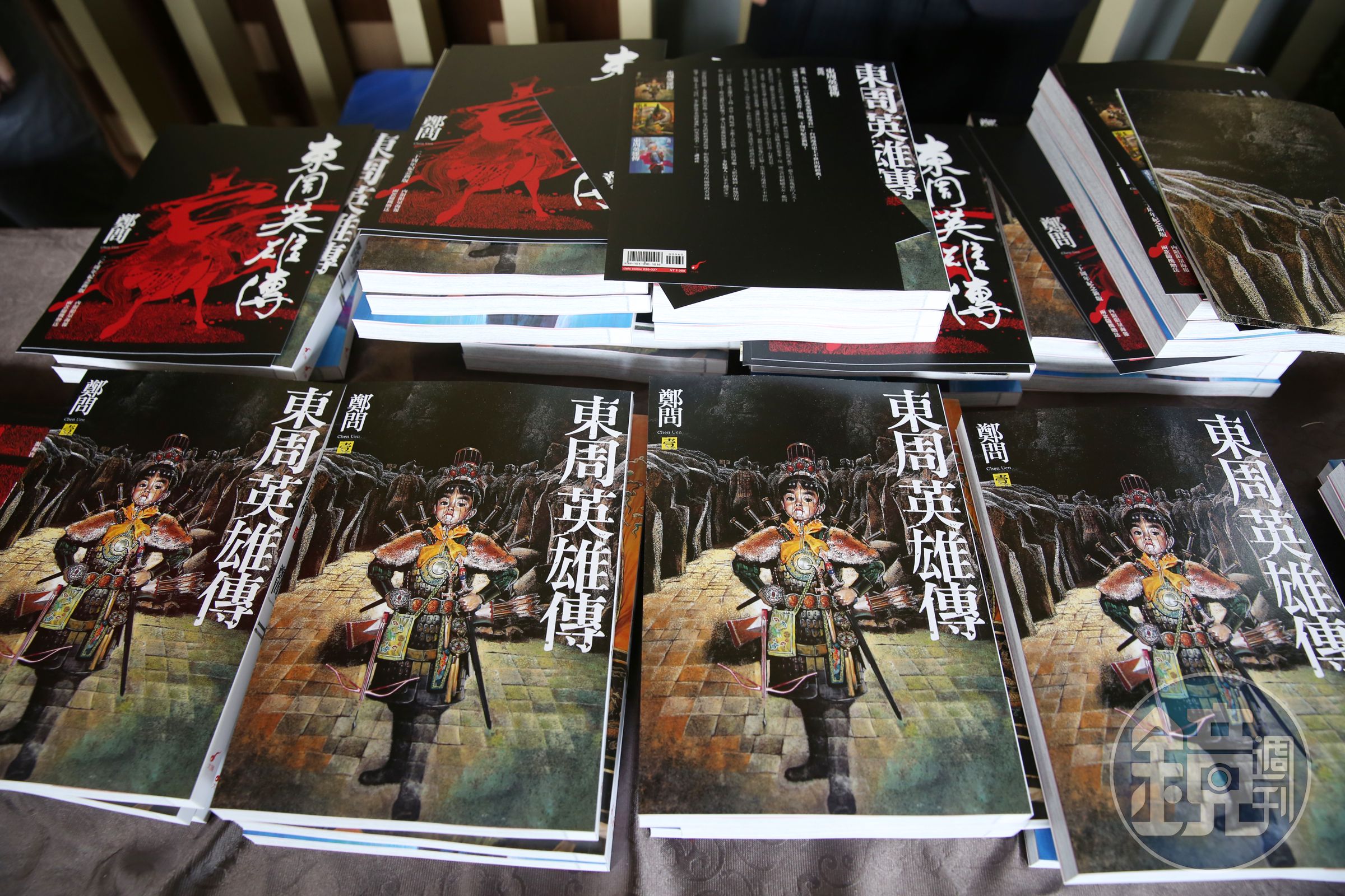 告別式外的桌子擺滿鄭問的作品。
