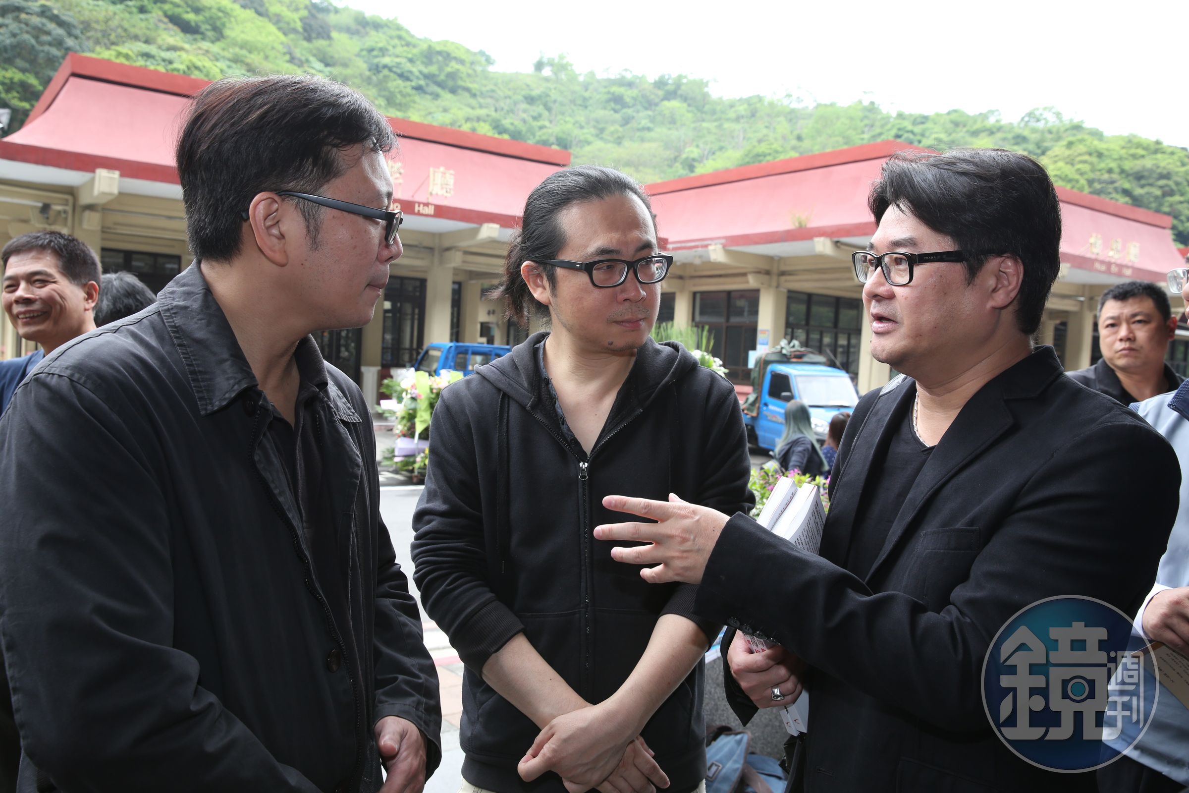 鄭問告別式，許多漫畫家到場致意，包括賴有賢（右一）、阮光民（中）。