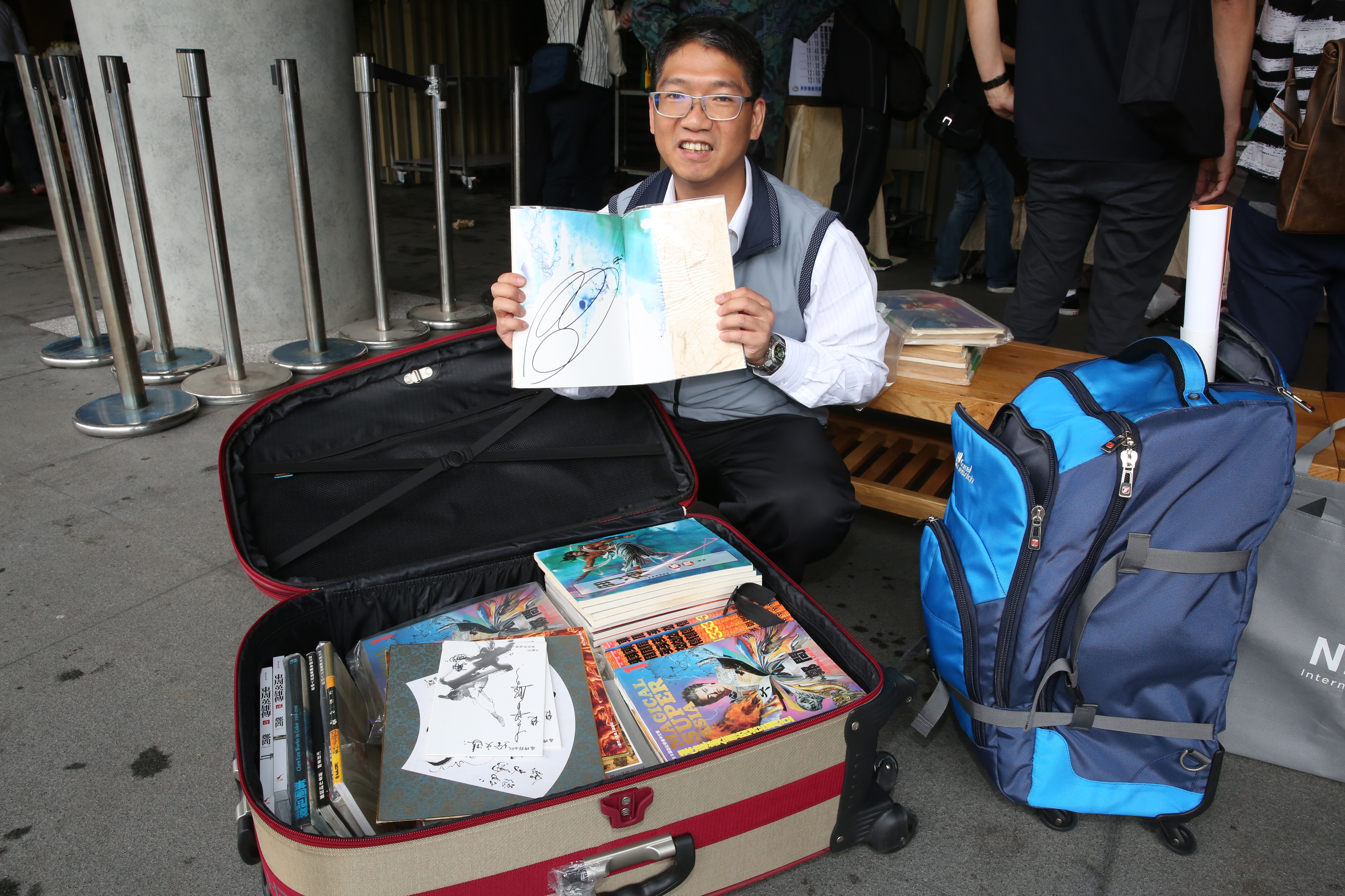 漫畫迷黃文鴻扛兩大箱的鄭問著作，來送鄭問最後一程。