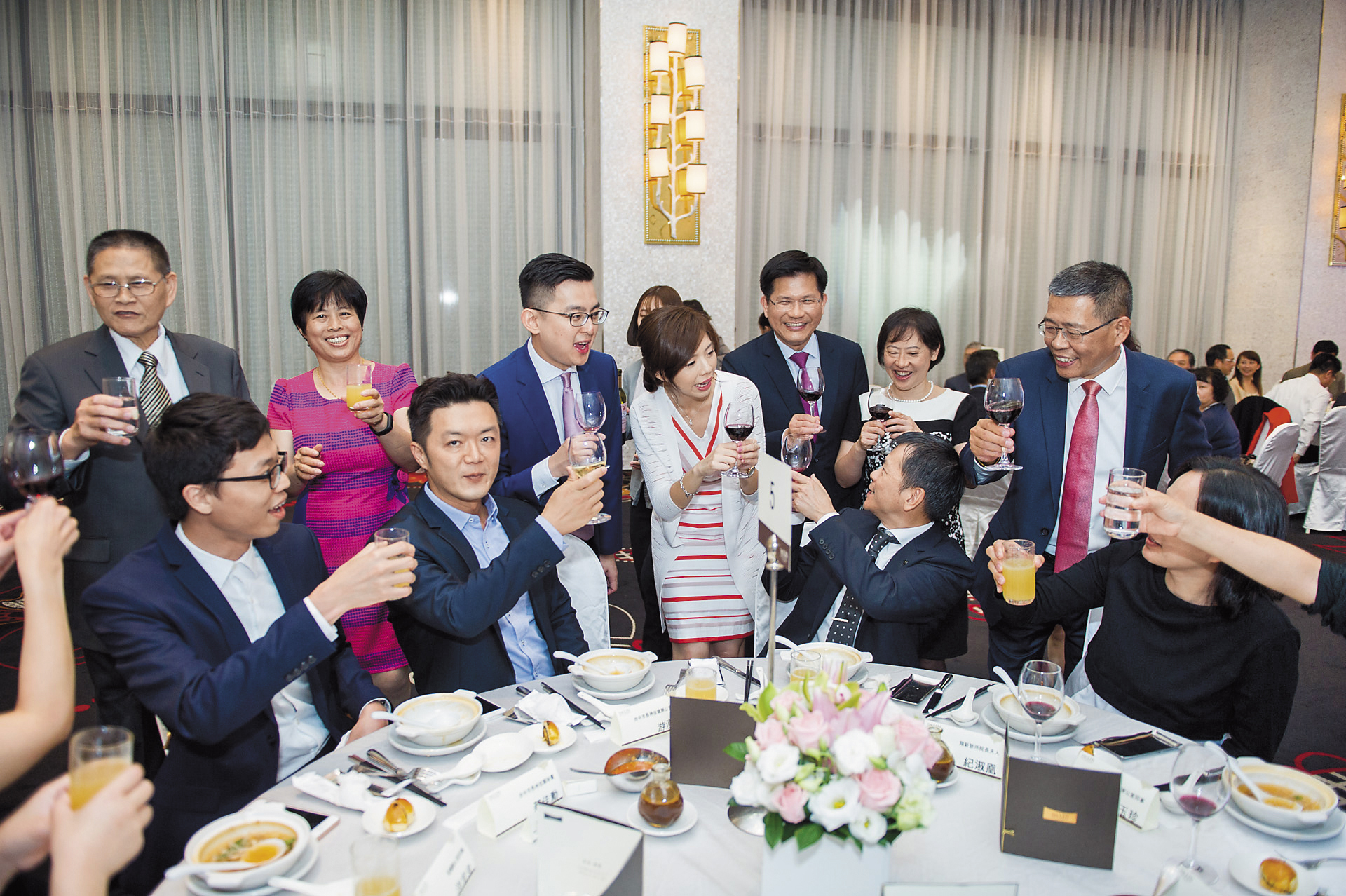 洪慈庸與卓冠廷登記結婚後，宴請賓客雖定調為家宴，仍逐一向遠道而來的6桌客人敬酒致謝。（洪慈庸助理提供） 