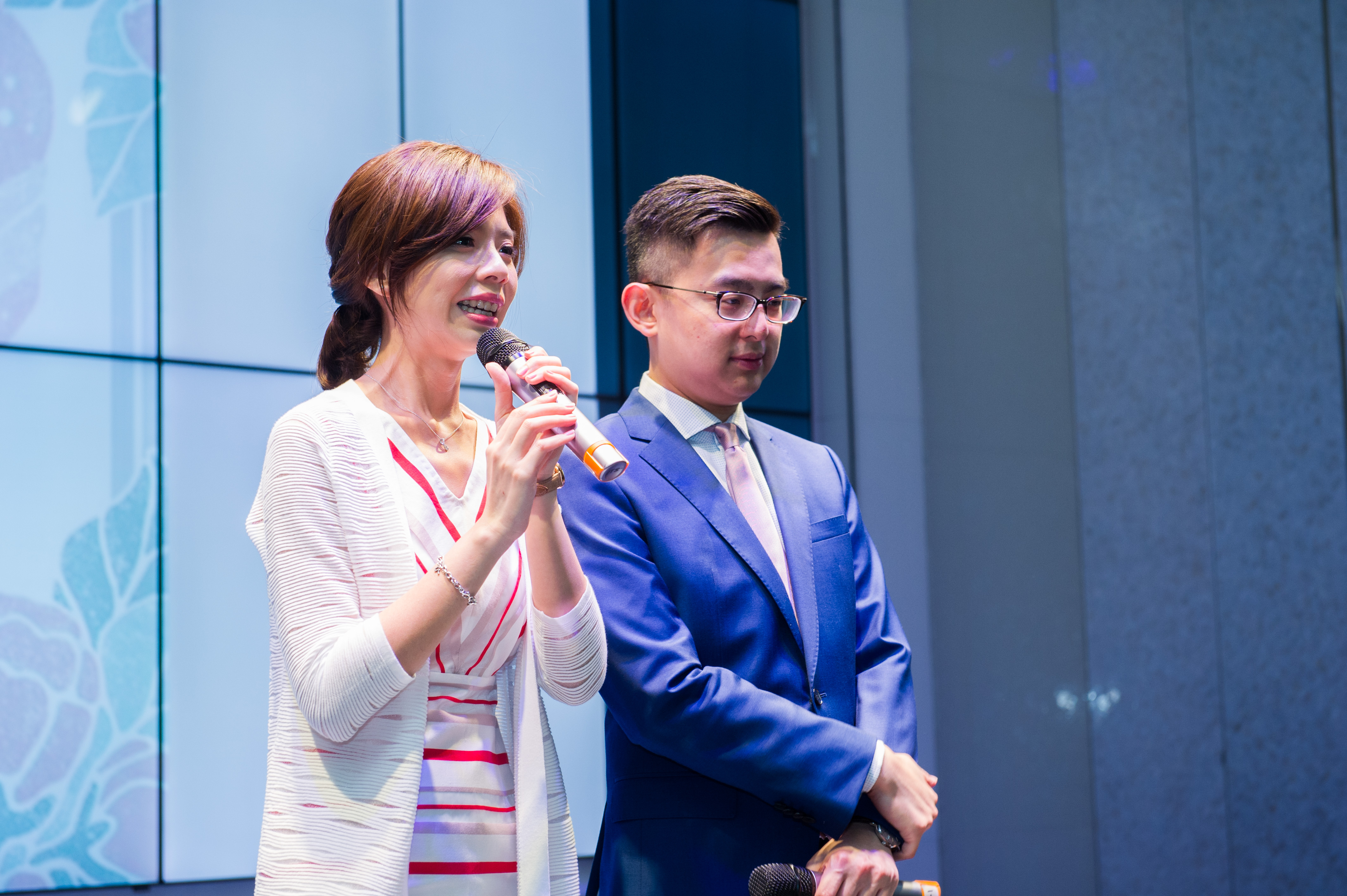 洪慈庸（左）與卓冠廷（右）24日下午低調登記結婚後，晚間席開6桌宴請賓客。