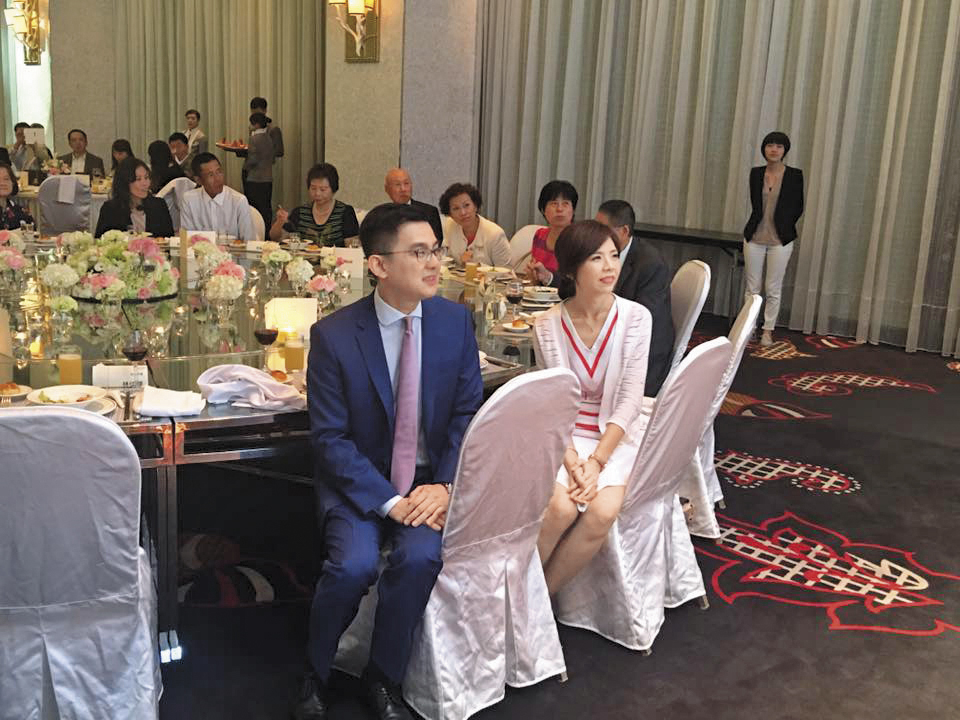 洪慈庸（左）與卓冠廷（右）24日下午低調登記結婚後，晚間席開6桌宴請賓客。