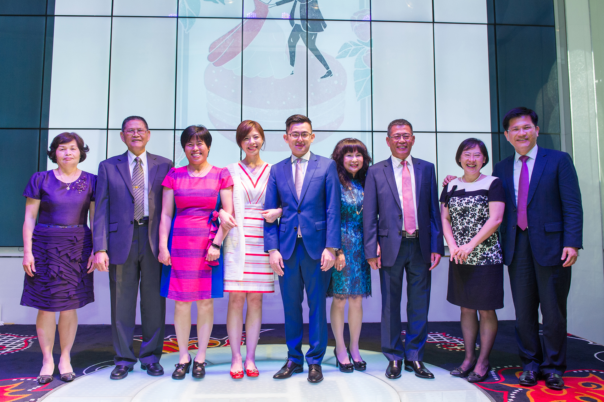 洪慈庸捨棄禮俗，就是不想讓洪爸洪媽感覺又嫁掉女兒，洪的生母（左一）也出席婚宴。