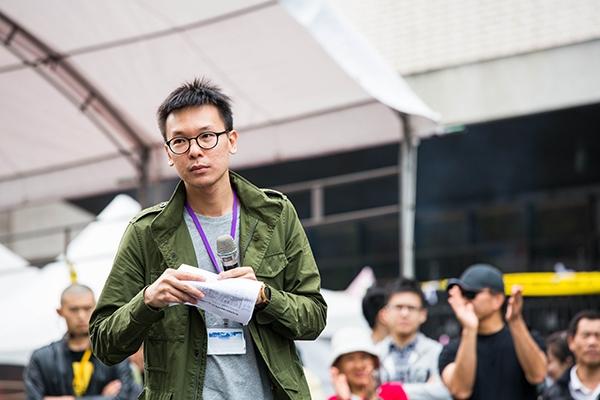 林飛帆過去身上穿的綠外套曾引起熱議,後來很少見到他穿著這件「正義綠大衣」現身公開場合。翻攝網路