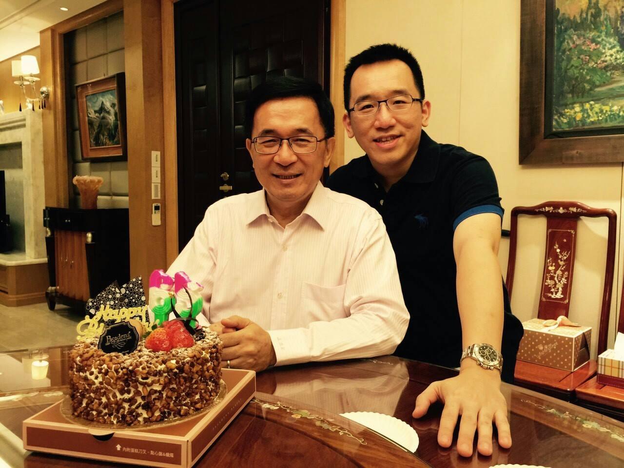 前總統陳水扁(左)與兒子陳致中(右)。(翻攝陳致中臉書)