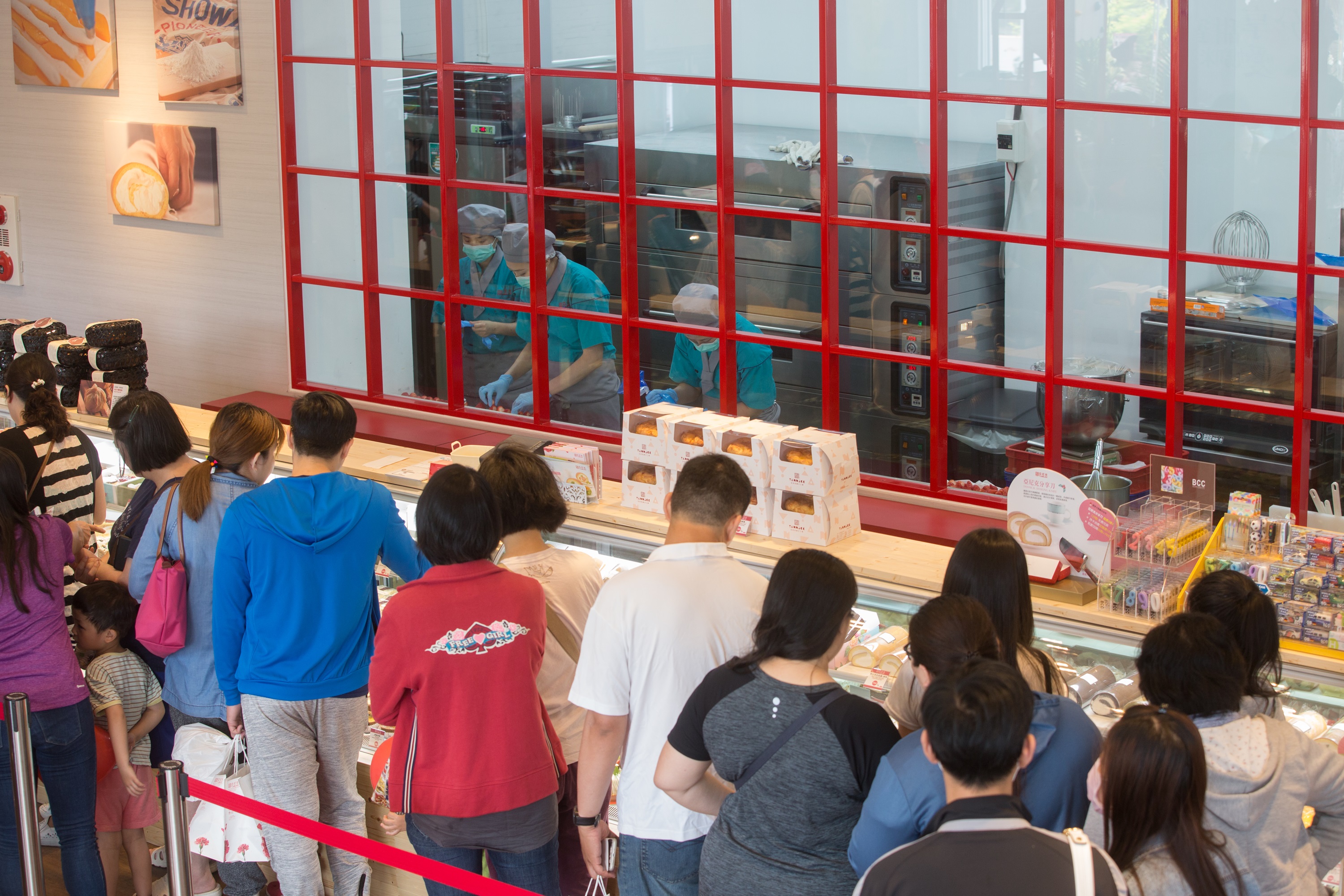 亞尼克竹北店開幕時，排隊人潮擠滿店內。