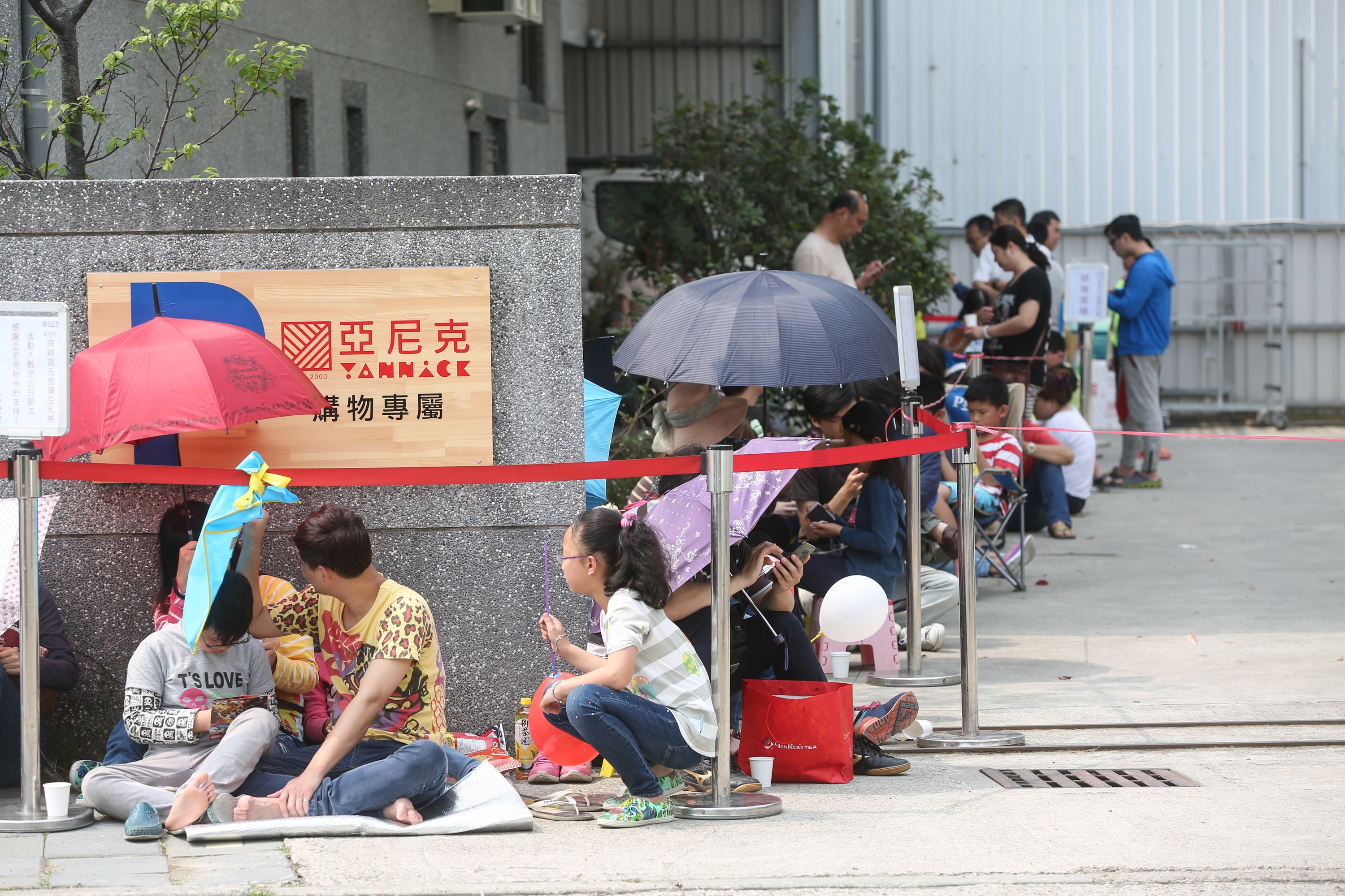 4月初亞尼克竹北店開幕時，吸引大批人潮排隊半小時搶購生乳捲。