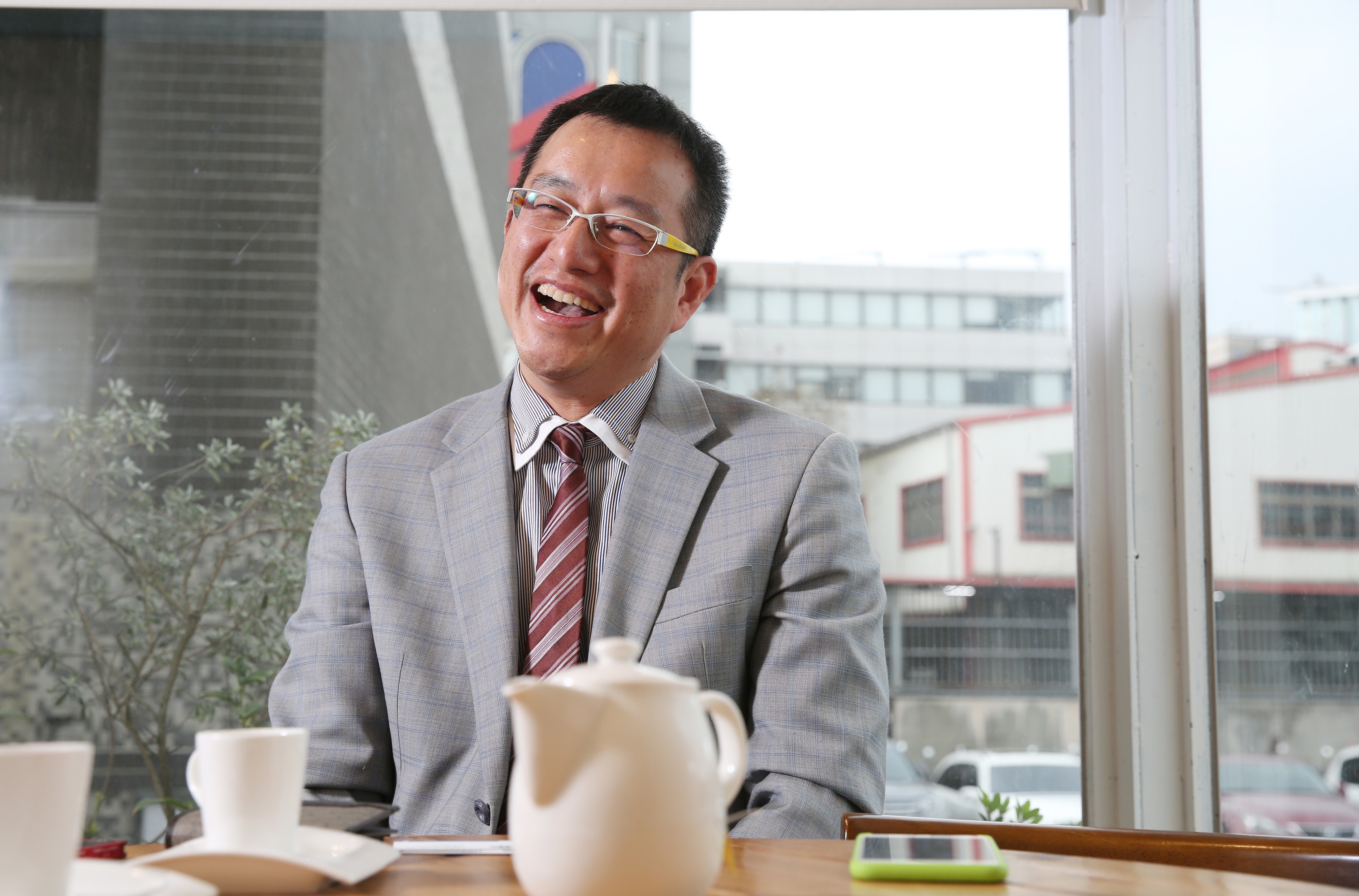 提及員工積極找通路，讓生乳捲月銷量突破6萬條時，吳宗恩大笑著說，每人6萬元獎金發得很值得，因為這數字再也沒有掉下來過。