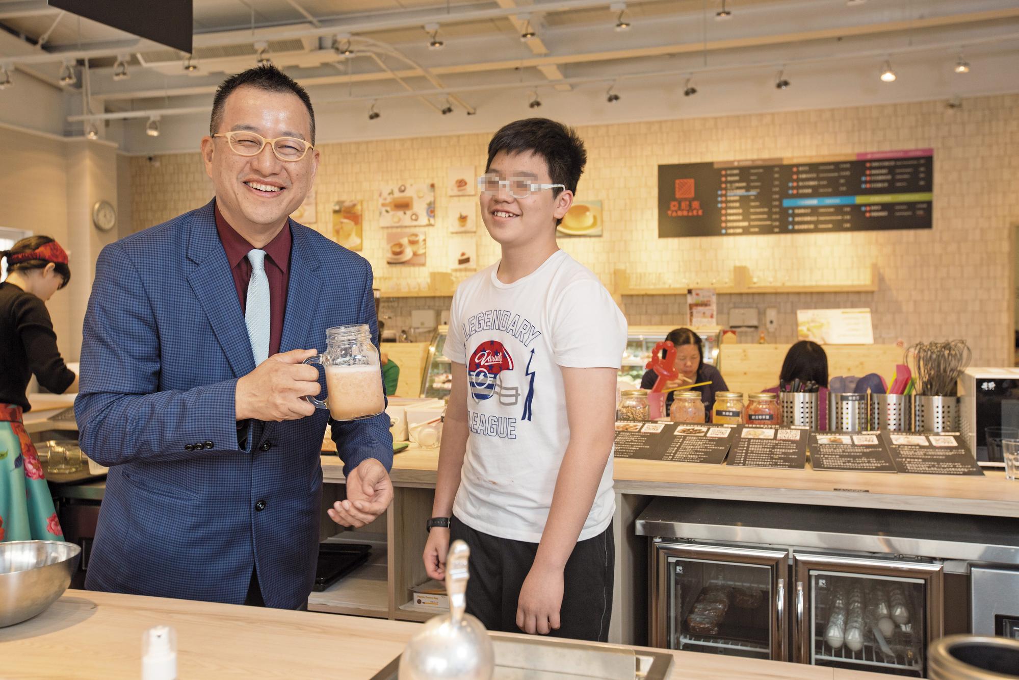 亞尼克竹北店開幕這天正好是週日,吳宗恩帶著讀國一的大兒子一起出席,工作也不忘陪小孩。