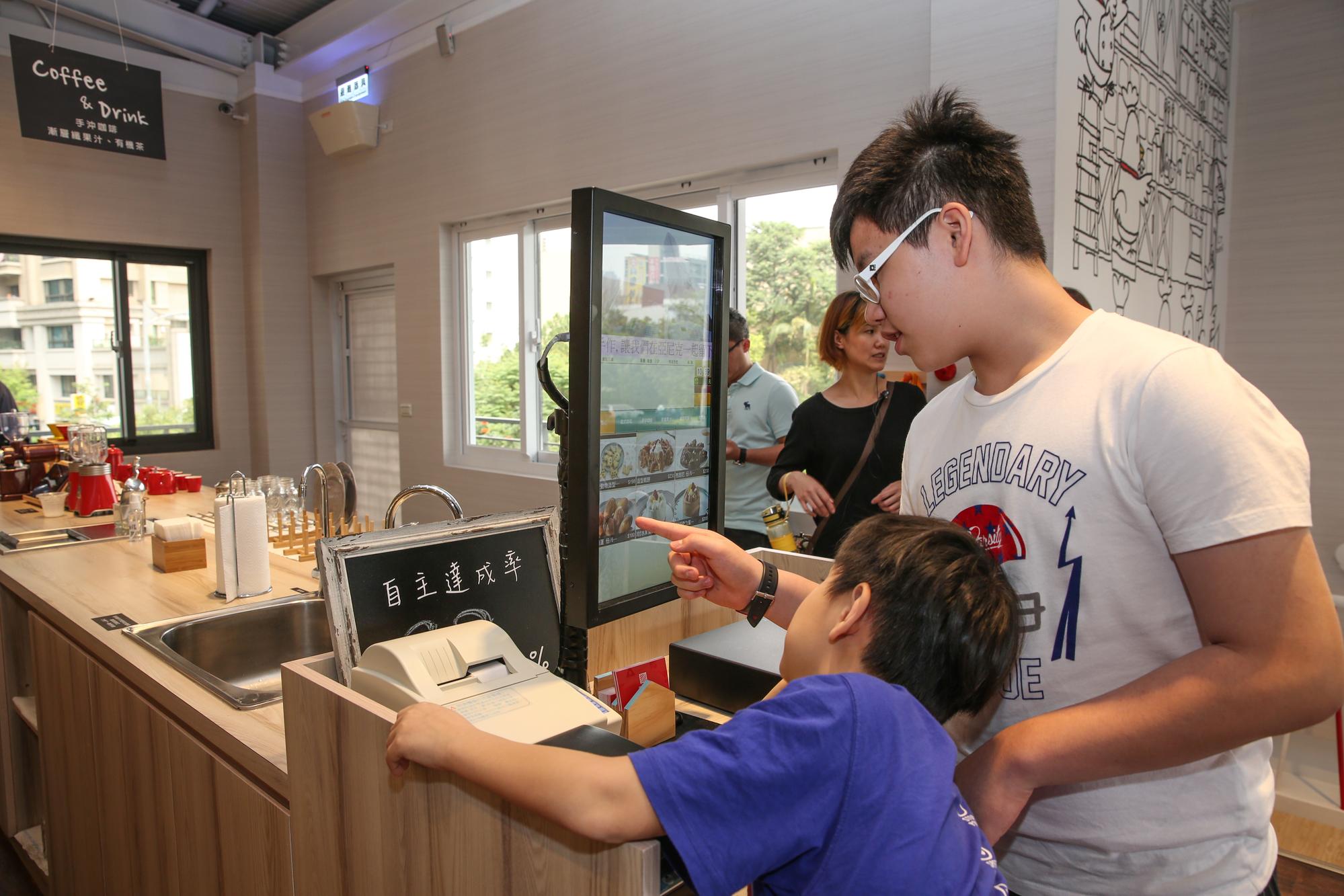 亞尼克竹北店的二樓設置自助DIY區,開幕當天,吳宗恩的大兒子和二兒子也一起嘗試DIY創作。