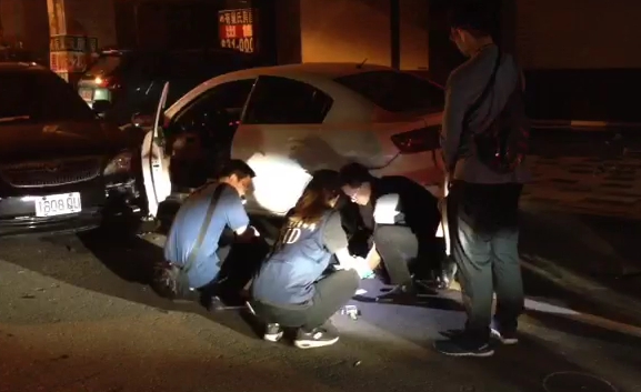 為了抓這名狡猾偷車賊 ，警方連轟21槍總算壓制囂張嫌犯。