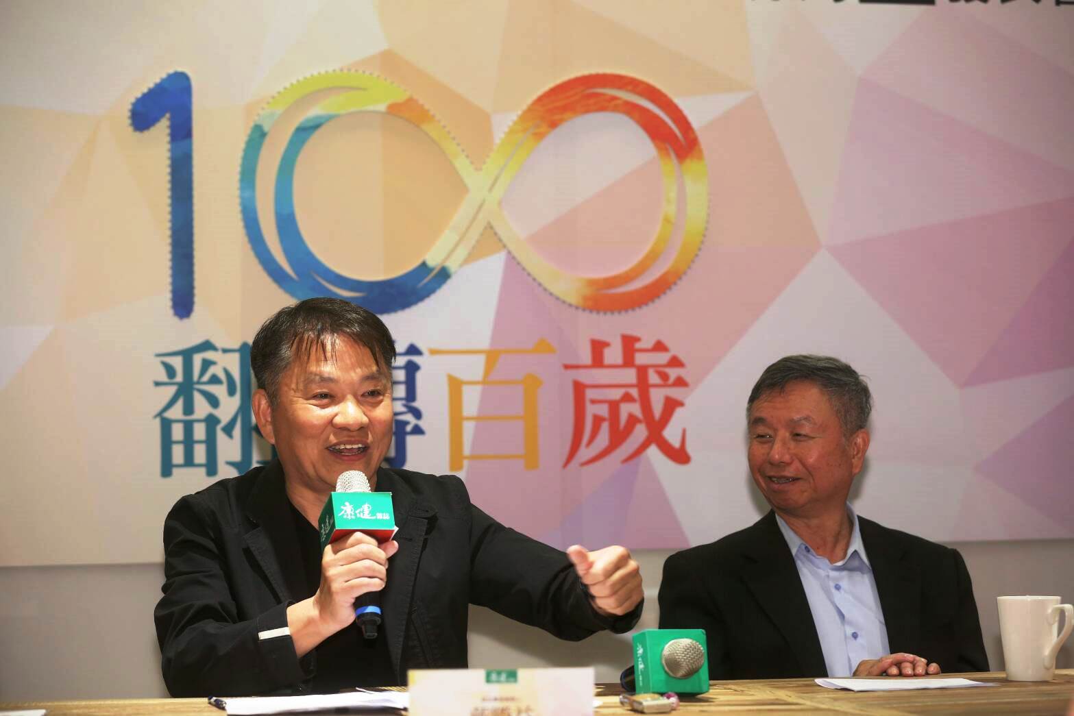 王品集團暨益品書屋創辦人戴勝益（左）26日出席活動，首度公布遺囑內容。