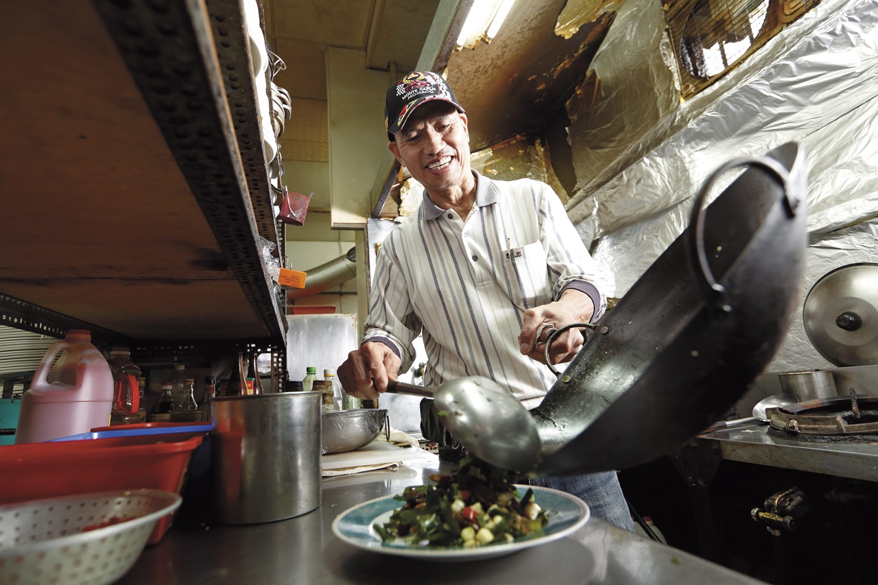 台中阿忠澎湖野生海產的老闆謝勇忠，曾抓過虎頭蜂，也當過大家樂簽賭組頭，如今改行開起餐廳。