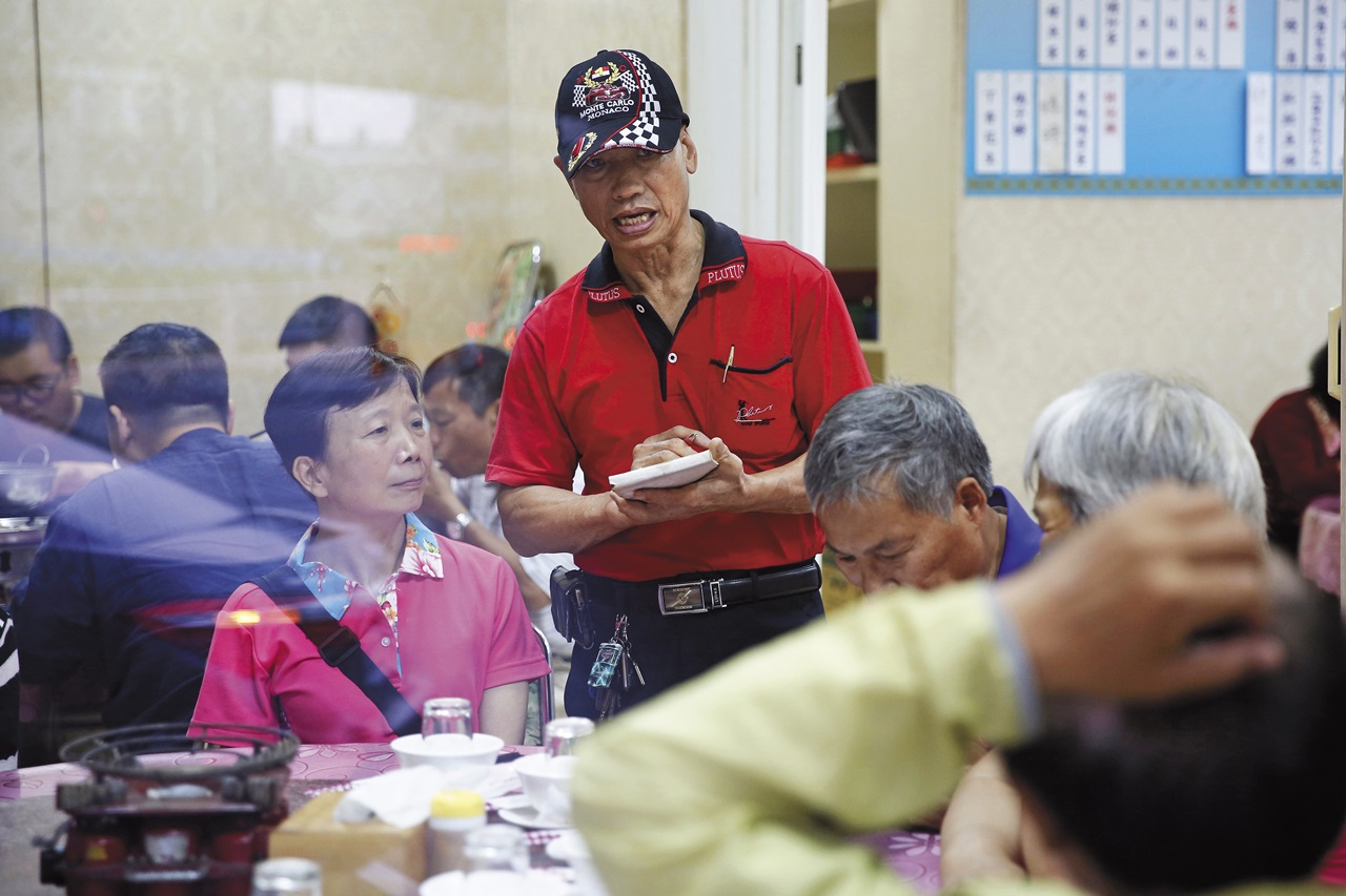 從謝勇忠招呼客人的模樣看來,很難想像他曾天天豪賭,1晚輸1百萬元面不改色。