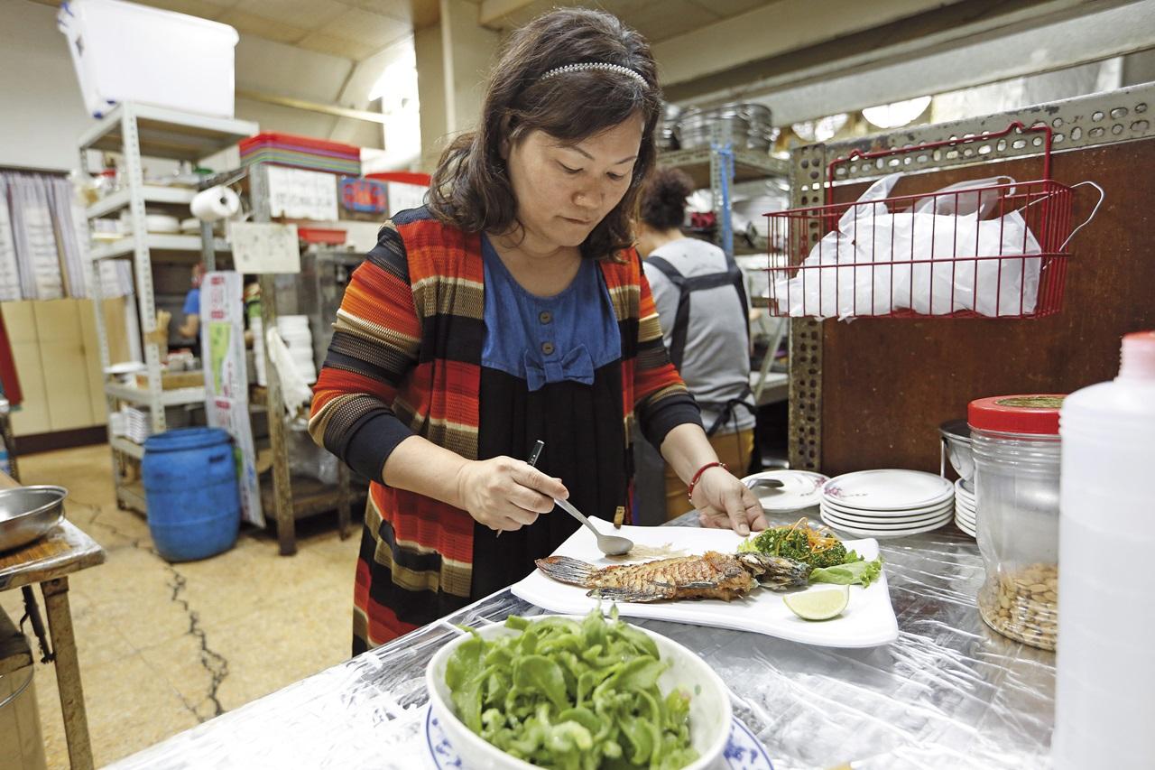 妻子林秀銘是謝勇忠得力助手,不管是烹調或招呼客人都可見到她的身影。