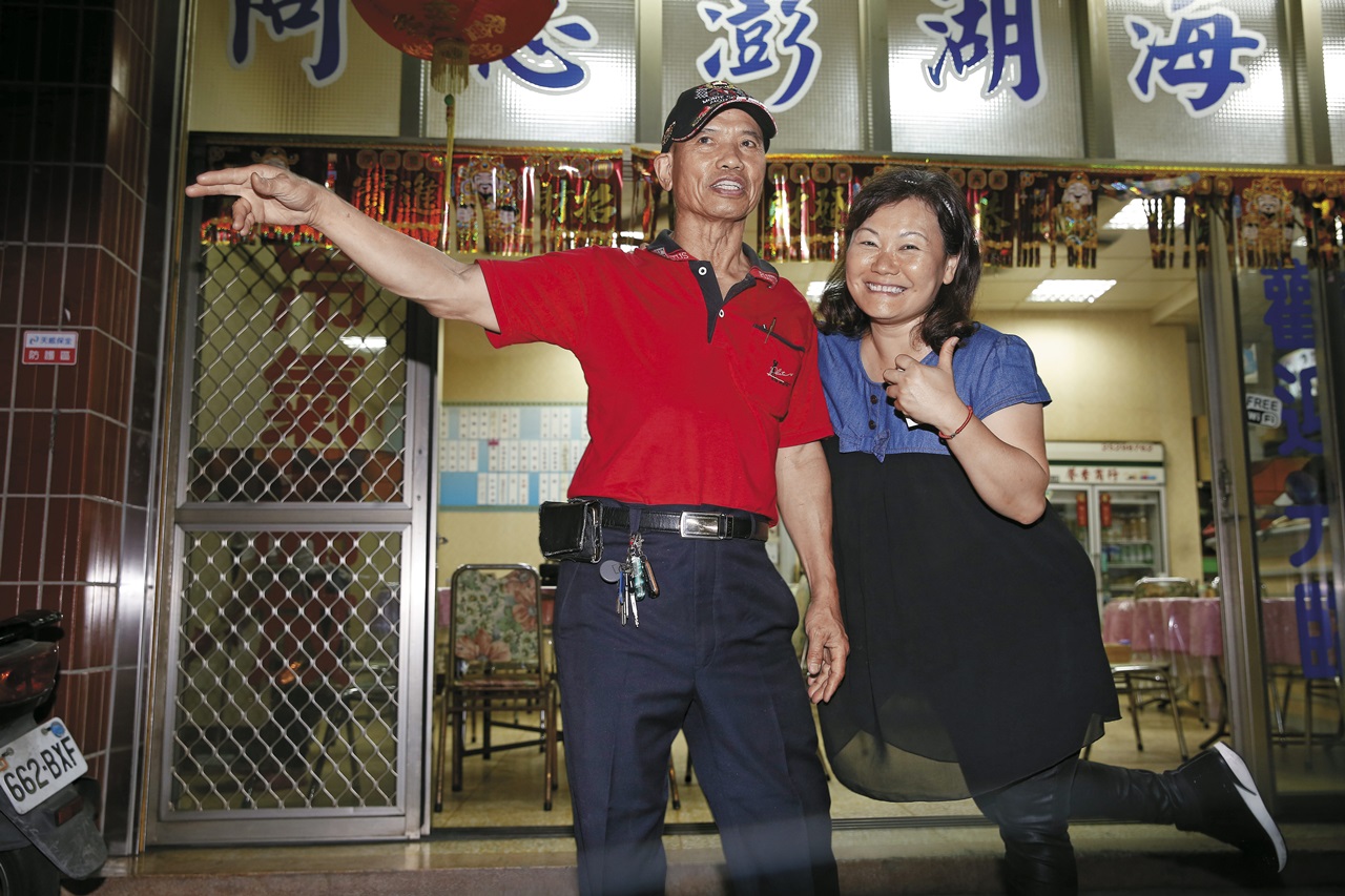 謝勇忠（左）與妻子林秀銘（右）相識於經營簽賭時期，但如今2人覺得錢財怎麼來怎麼去，還是要腳踏實地。