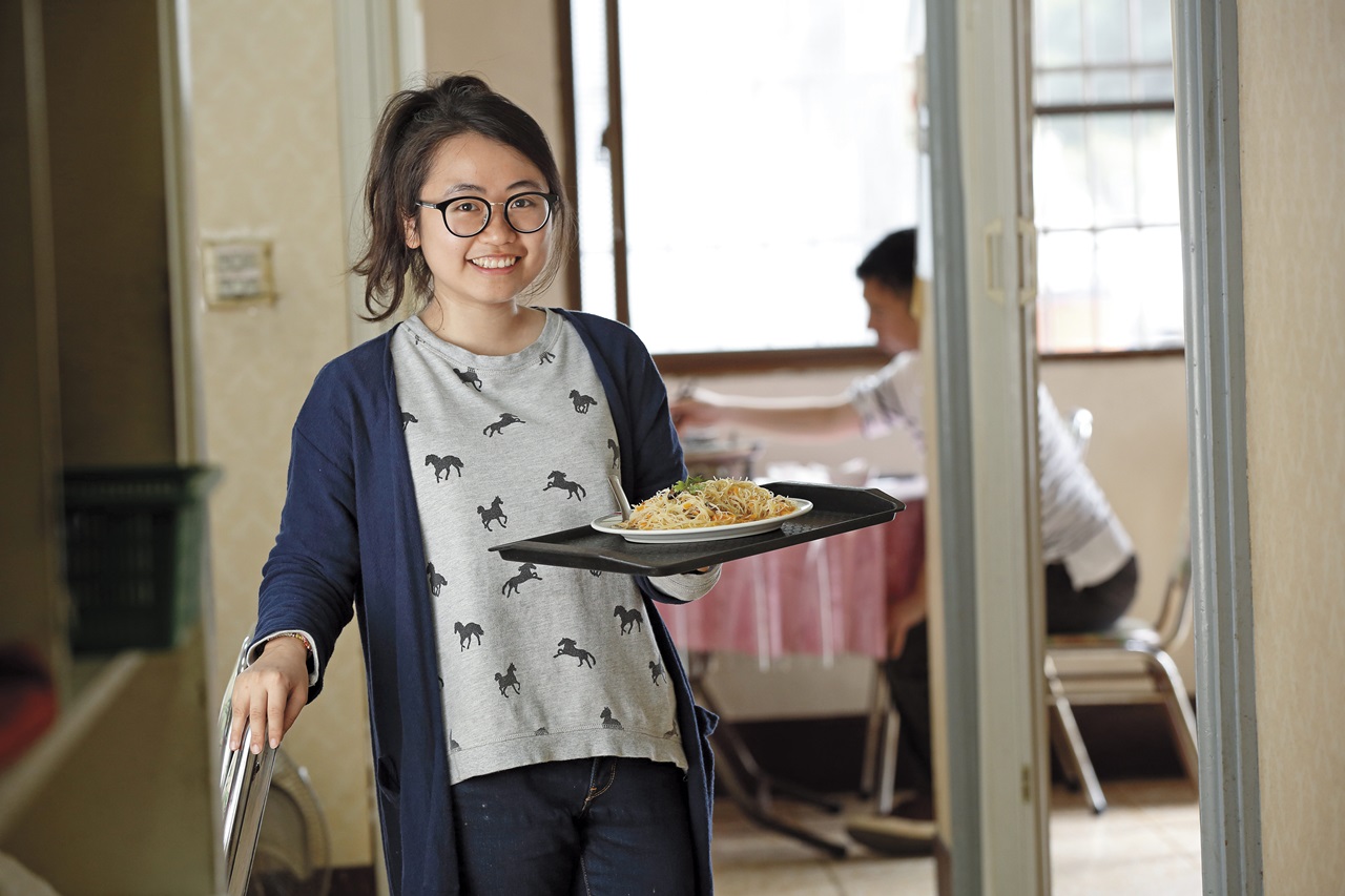 第二代謝宛庭從大學畢業不久，考慮要把父親故鄉的海產推上網路。