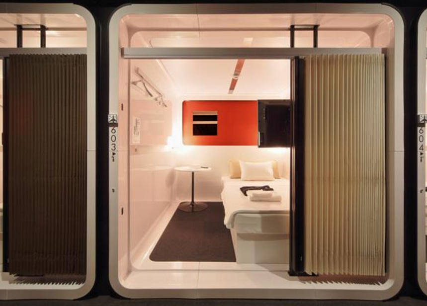 日本新型的膠囊旅館走時尚風。（截自booking.com）