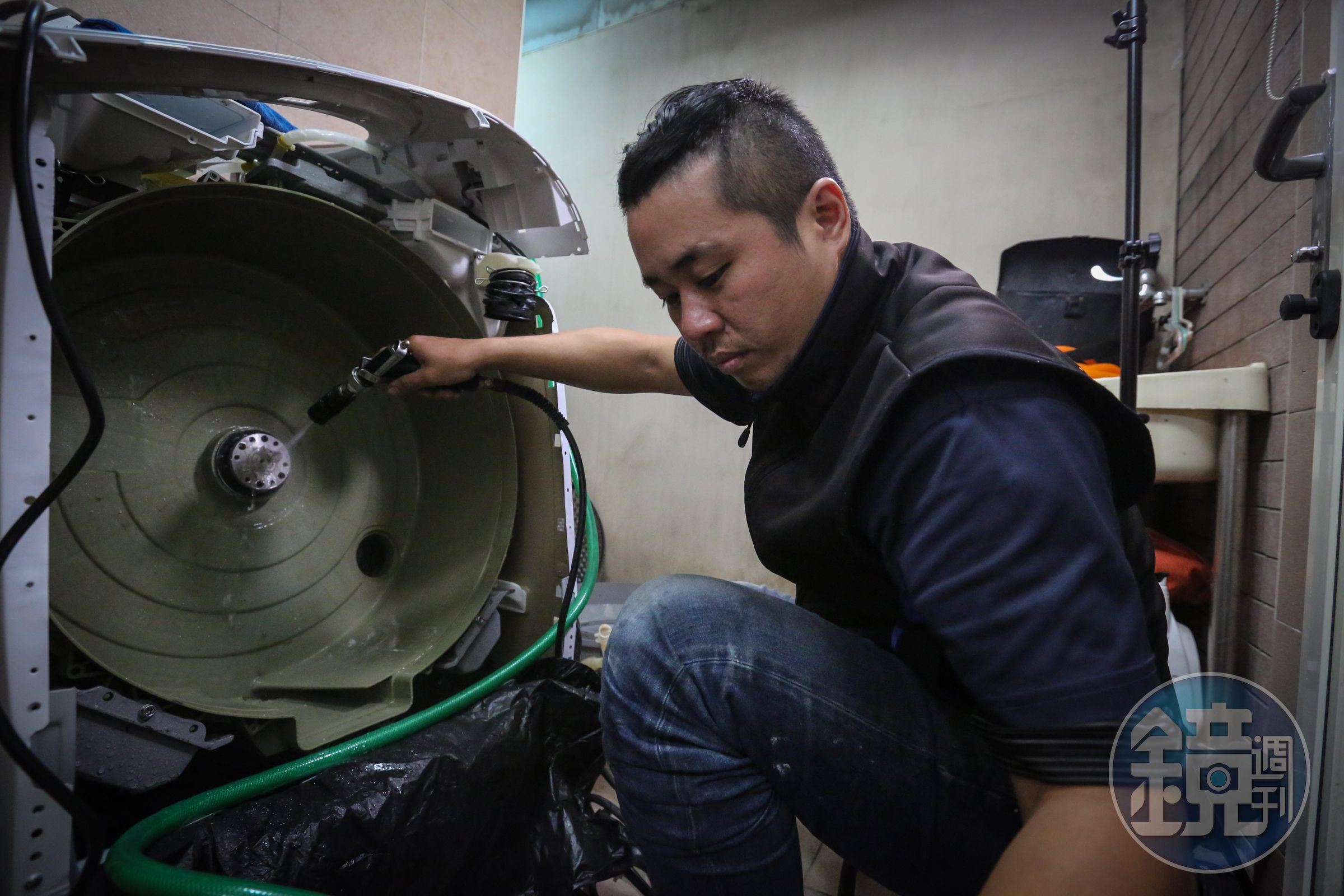 羅緯文與固定合作的師傅採上工拆帳方式，平時這些師傅也會到工作坊分擔清洗工作。
