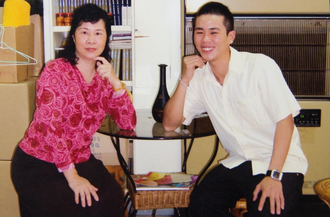 因為父親外遇欠債，讓媽媽飽受傷害，所以羅緯文很保護媽媽。圖為他高中時和媽媽合影。（羅緯文提供）