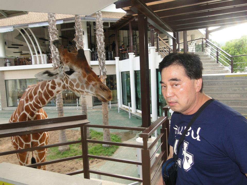 尊榮人本負責人李銘根常與家人四處旅行，生活十分富裕，。