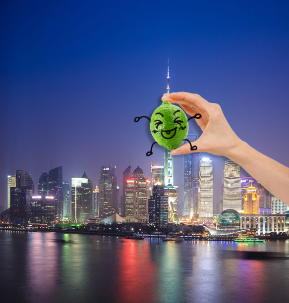 外灘是上海著名地標,也是上海最美麗的代表。潮遊上海,要用最創意的拍照方式,和東方明珠塔合影打卡。