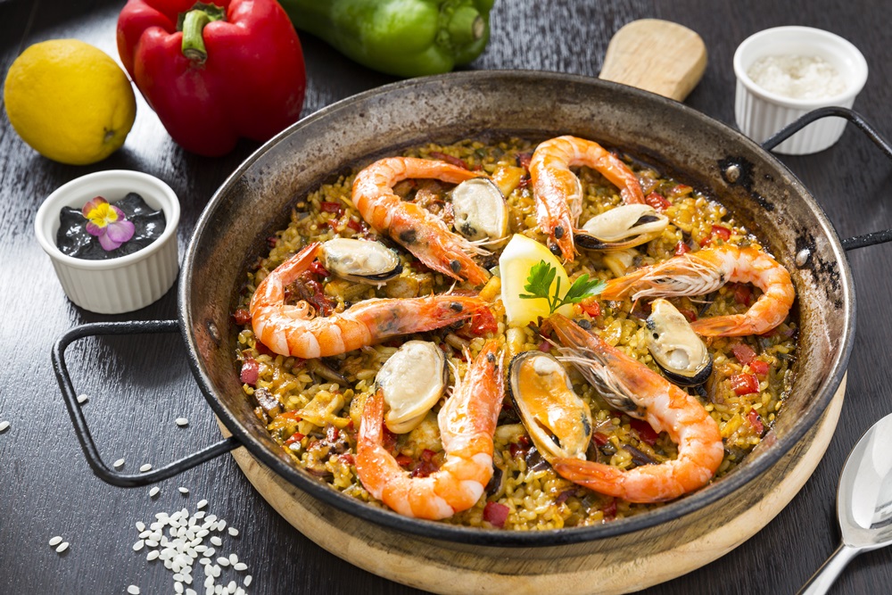 Adrian母親常煮過軟的西班牙招牌料理烤飯，換Adrian親手做時會特別注意米飯口感，「亞德利安海鮮烤飯」選用西班牙米和海鮮拌炒至湯汁收乾，帶有米心嚼感。（980元／大份）