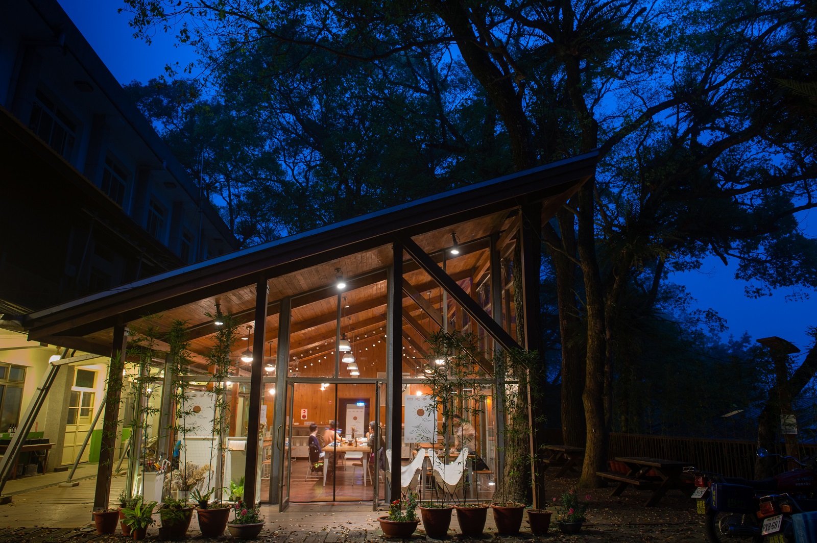 玻璃屋透著燈光的「霧屋餐廳」，夜晚展現另一種迷人味道。