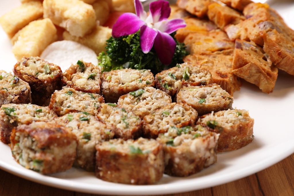 「肝花」是宜蘭早期的特色菜餚，以豬肝入菜，逢年過節才吃得到，現在在「手路菜中餐廳」也能品嘗。