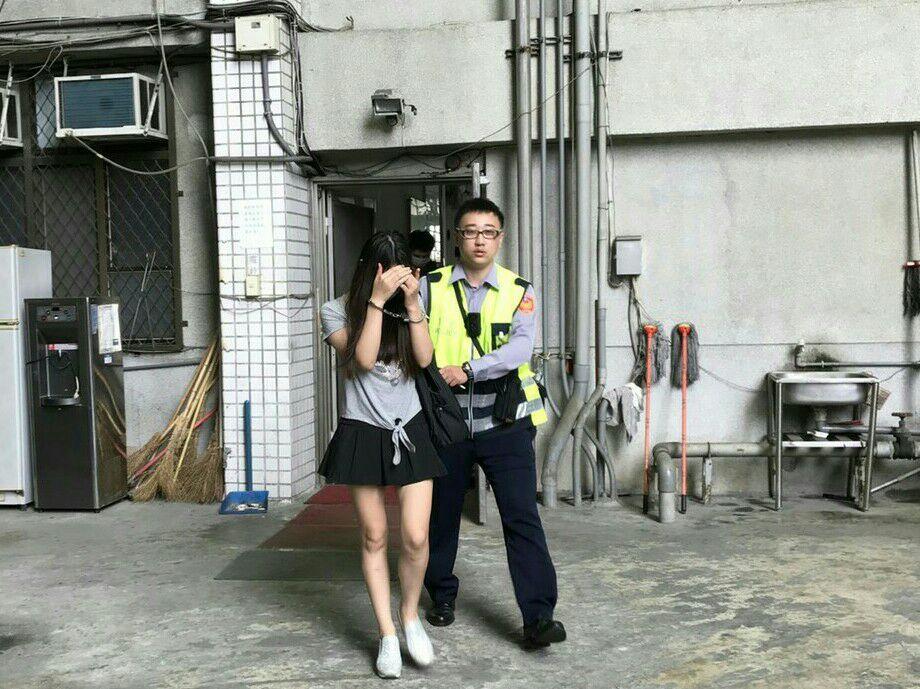 朱女有雙修長腿，因獨力扶養兒子經濟吃緊，竟選擇下海賣淫。