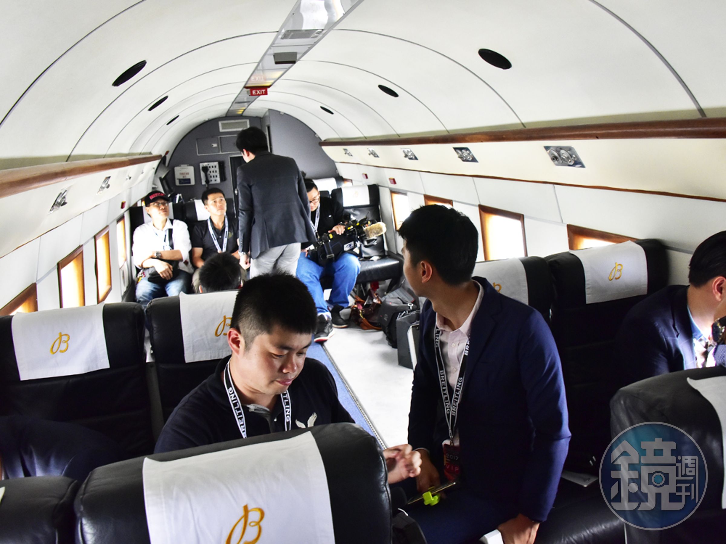 已經就座的媒體及VIP們，可以看出機艙內的裝潢頗為「簡樸」。