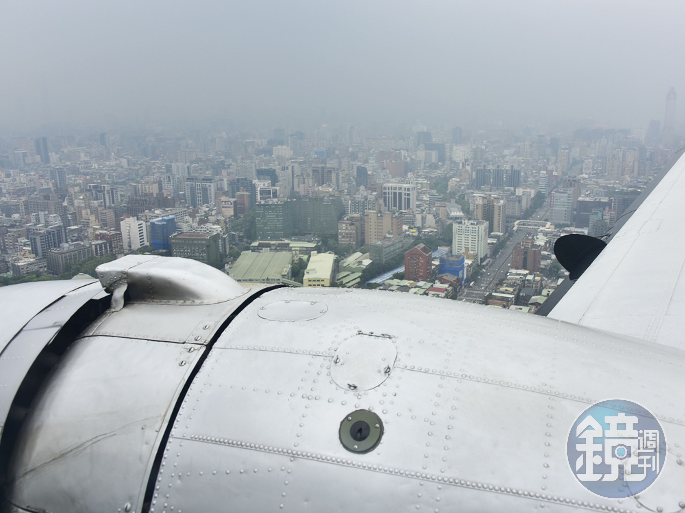 由BREITLING DC-3俯瞰台北市區的風景。