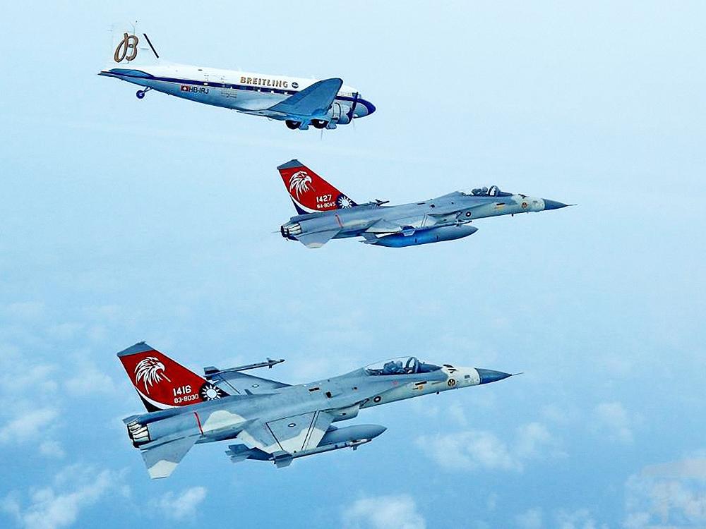 由澳門飛往台北的途中，台灣空軍還特別派出了三架由清泉崗基地起飛的F-CK-1經國號戰機伴飛，表達向DC-3的敬意（DC-3的軍規版C-47曾在台灣服役至1995年，最後一架於空軍松山機場指揮部退役。(圖片提供：空軍司令部）
