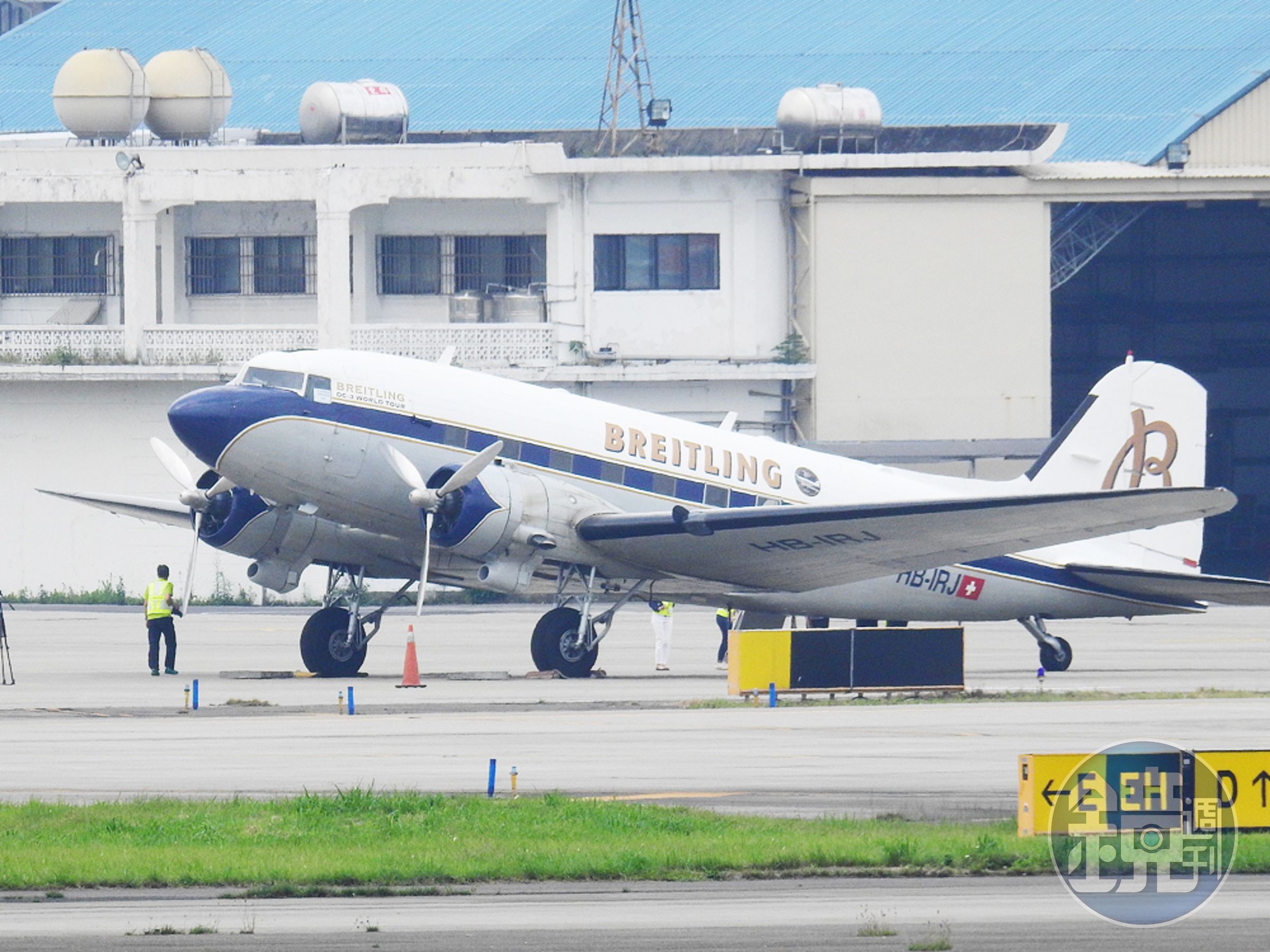 在松山機場待命中的BREITLING DC-3。