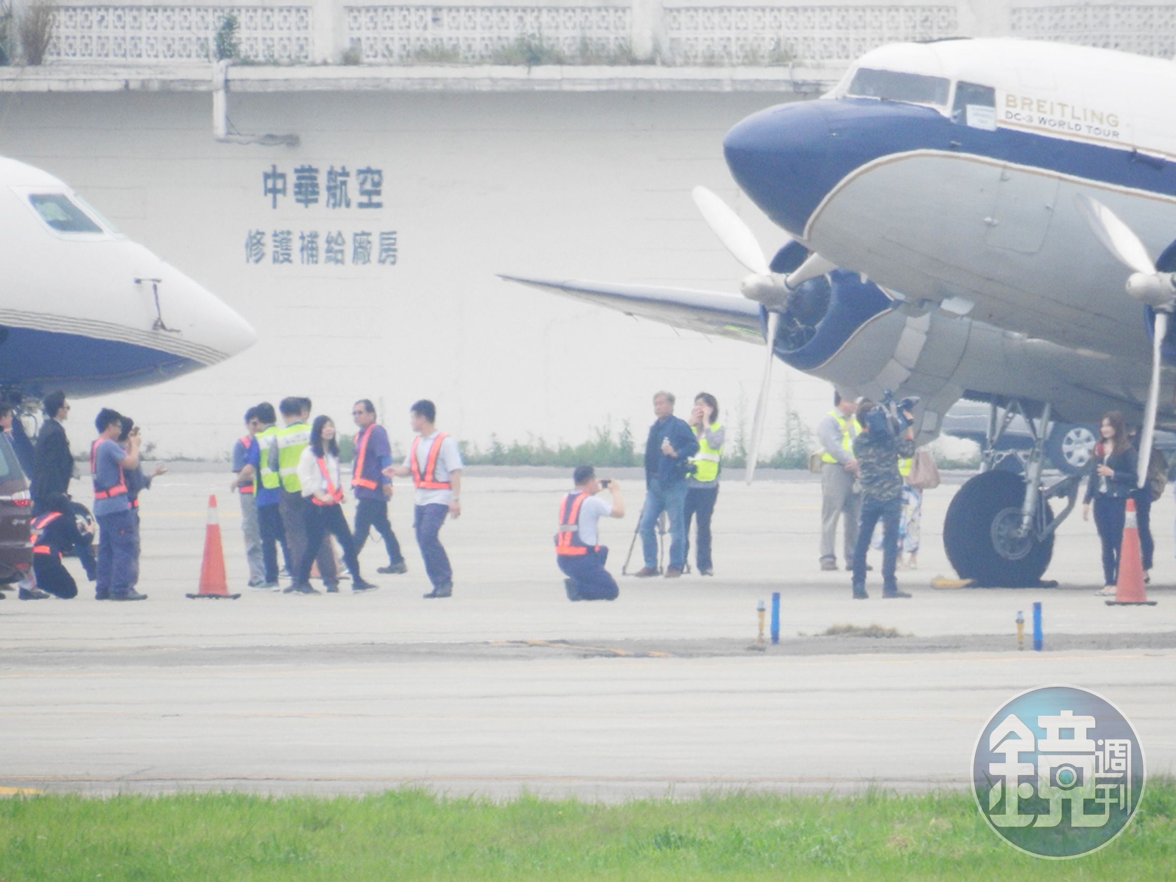 BREITLING DC-3的到來引起了機場一陣騷動！地勤人員佔了地利之便紛紛前來一睹其風采。