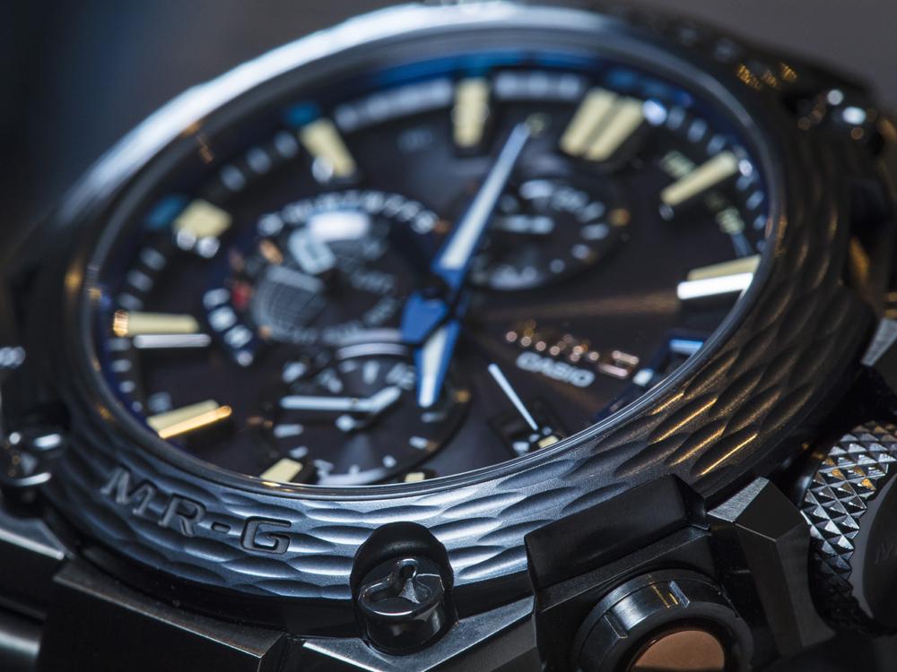 錶圈上的鑿痕是一種被稱為「霞鎚目」的日本傳統工藝,由職人以手工敲鑿出亂中有序的鑿痕,物理上有表面硬化的作用,視覺上亦有裝飾之效,以往普遍被使用在武具、茶具及民藝品上。腕錶內所裝配的,則是世界首款採三種接收方式(GPS、世界六局電波與藍牙)校正時間與時區的太陽能石英機芯。 定價約25萬台幣,品牌是CASIO(對!就是那個小學生也買得起的CASIO。)。