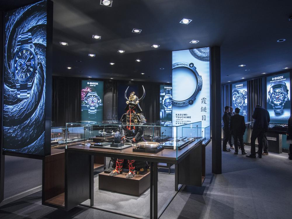 在科技感強烈的電視牆圍繞下,CASIO展館內那一尊威風凜凜的武士盔甲透露出一股「威嚴」,競爭氣息濃厚!