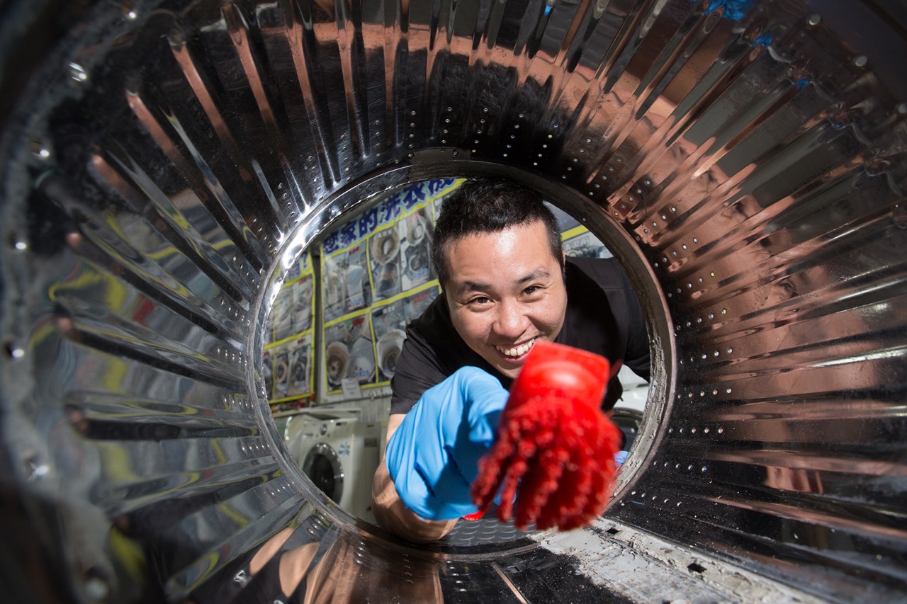 清洗達人羅緯文表示，一般人洗衣服都以為洗劑放得越多可以越乾淨，其實不然。