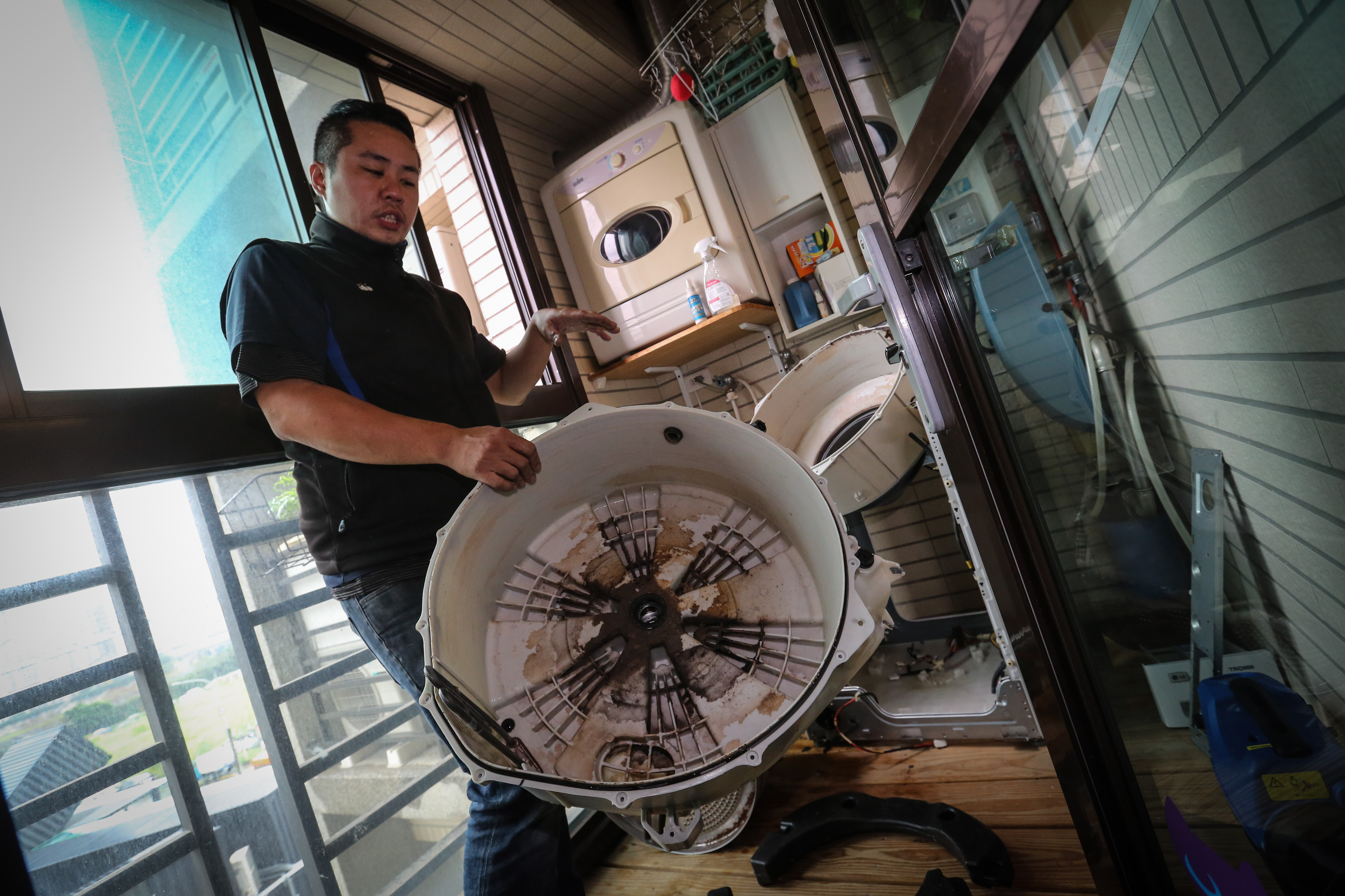 羅緯文清洗過上千台洗衣機，遇過各式各樣的狀況。（圖中非該台驚悚洗衣機）