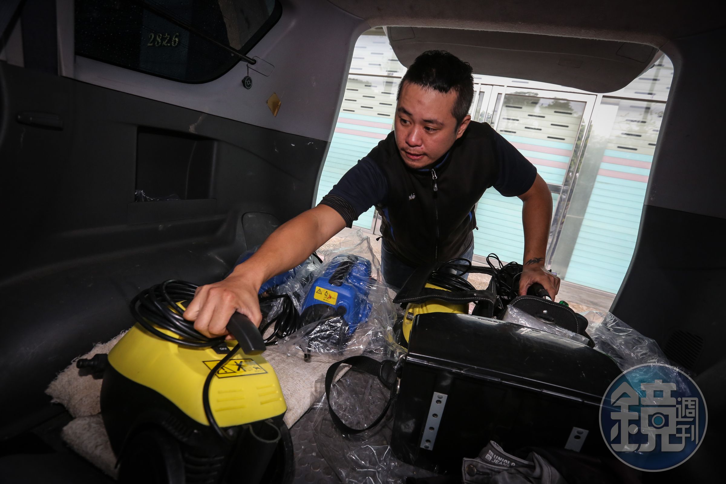 父親生前欠下賭債，羅緯文的清潔工作坊開業不久，就被車子擋風玻璃被貼滿「欠債還錢」字條。