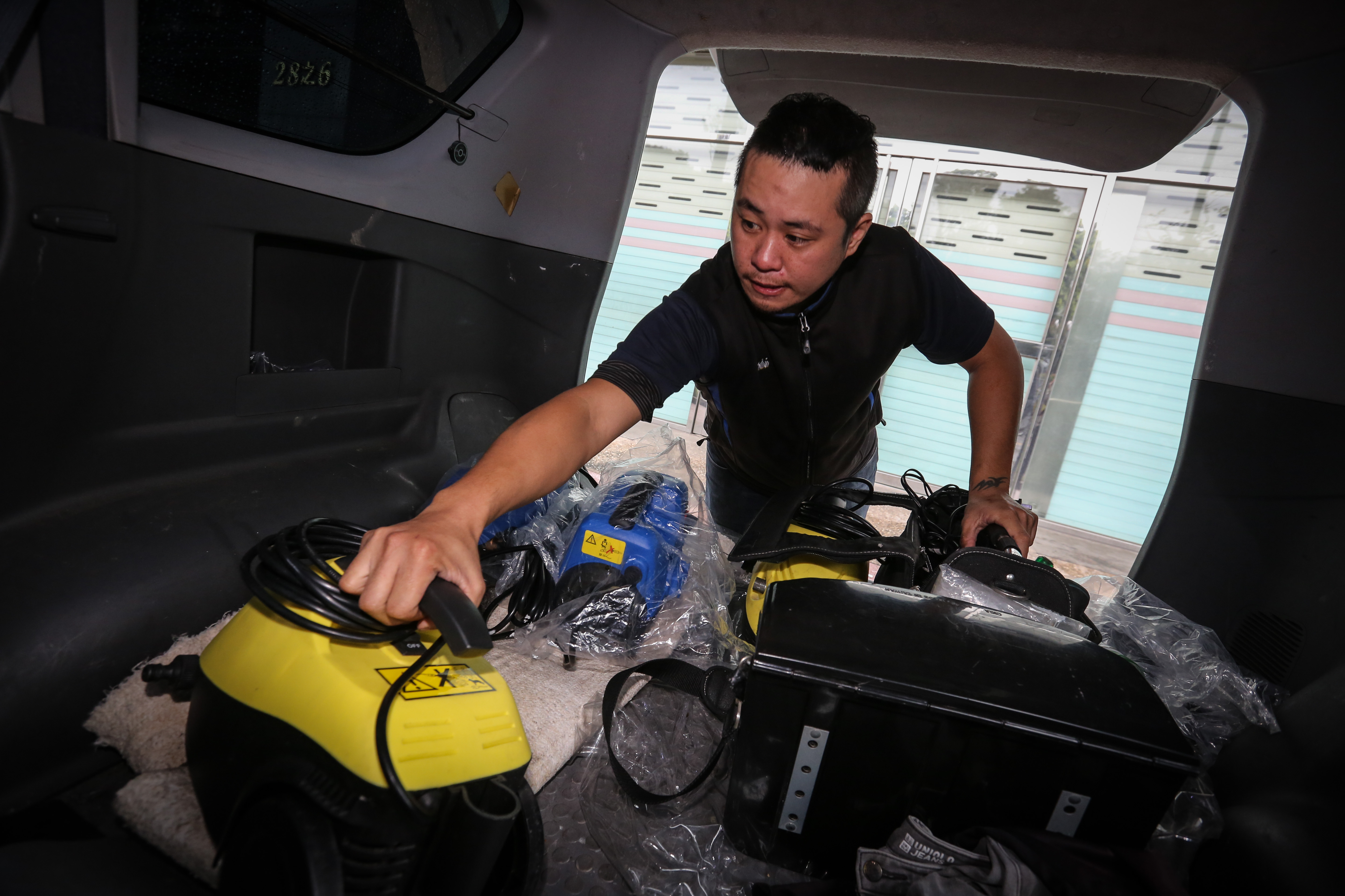 父親生前欠下賭債，羅緯文的清潔工作坊開業不久，就被車子擋風玻璃被貼滿「欠債還錢」字條。