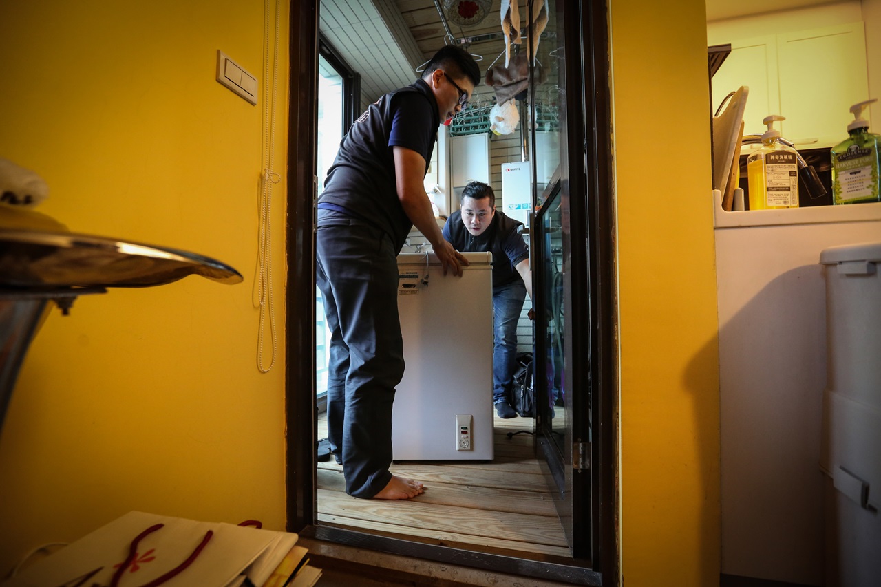 羅緯文（右）經常到客人家中工作，也因此有不少奇遇。