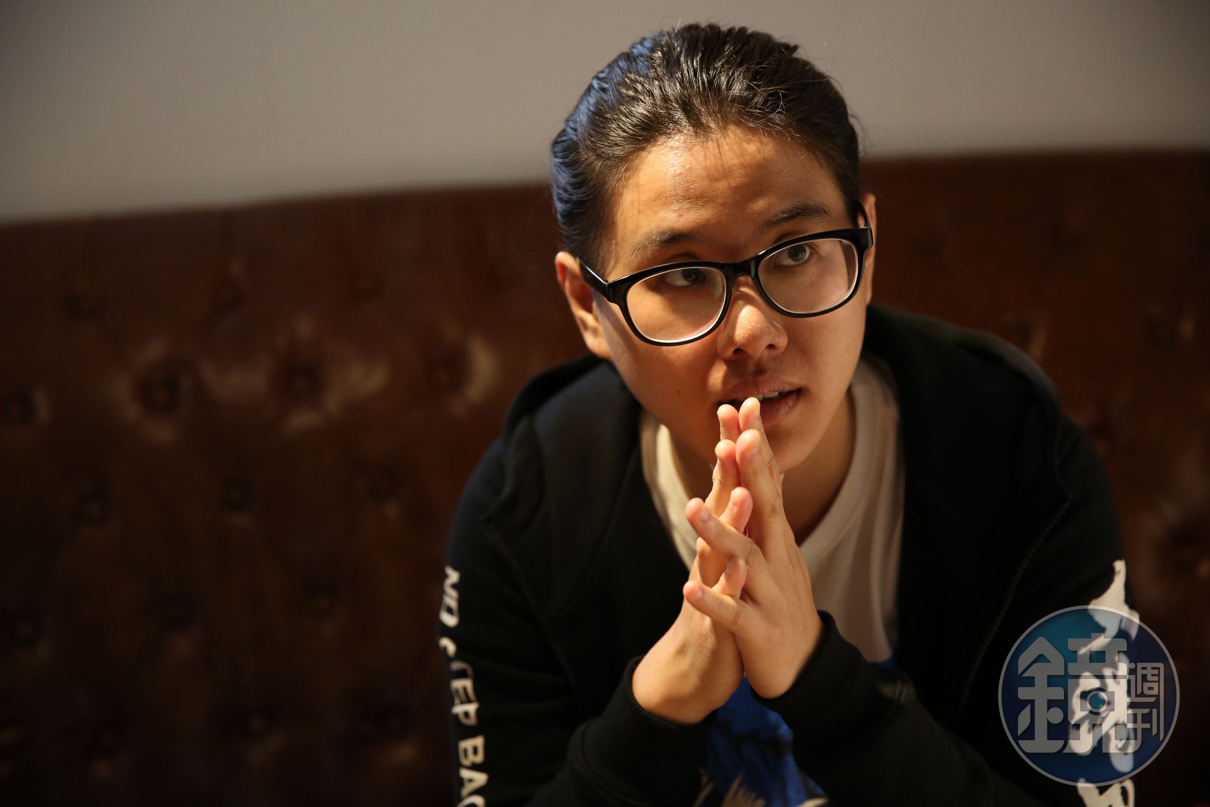 蠢羊是台灣第一位被抬離陳抗現場的漫畫家。